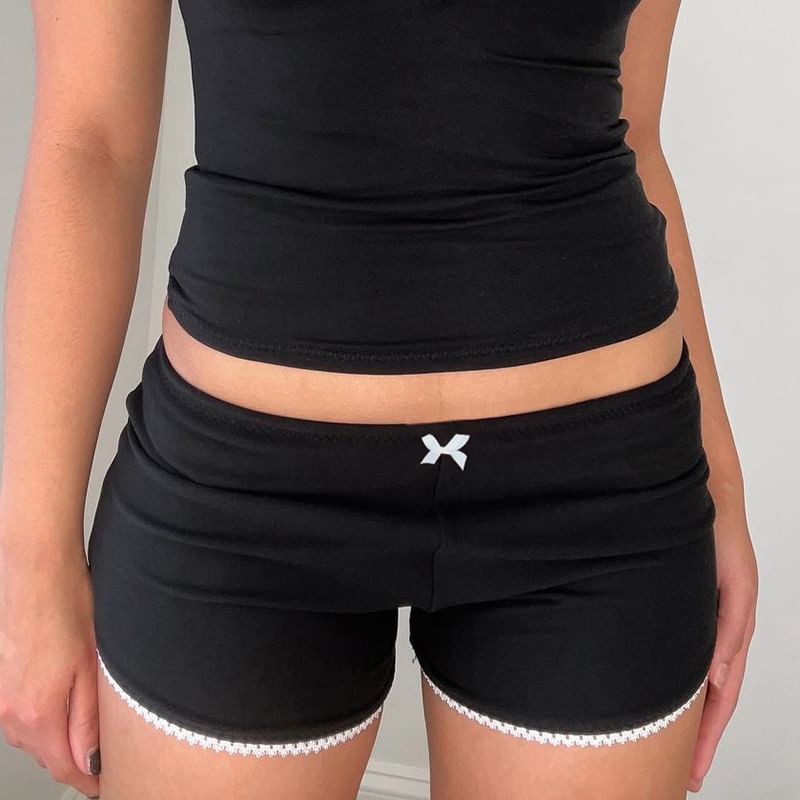 Honet - Mini-short met lage taille en strikaccent en kant