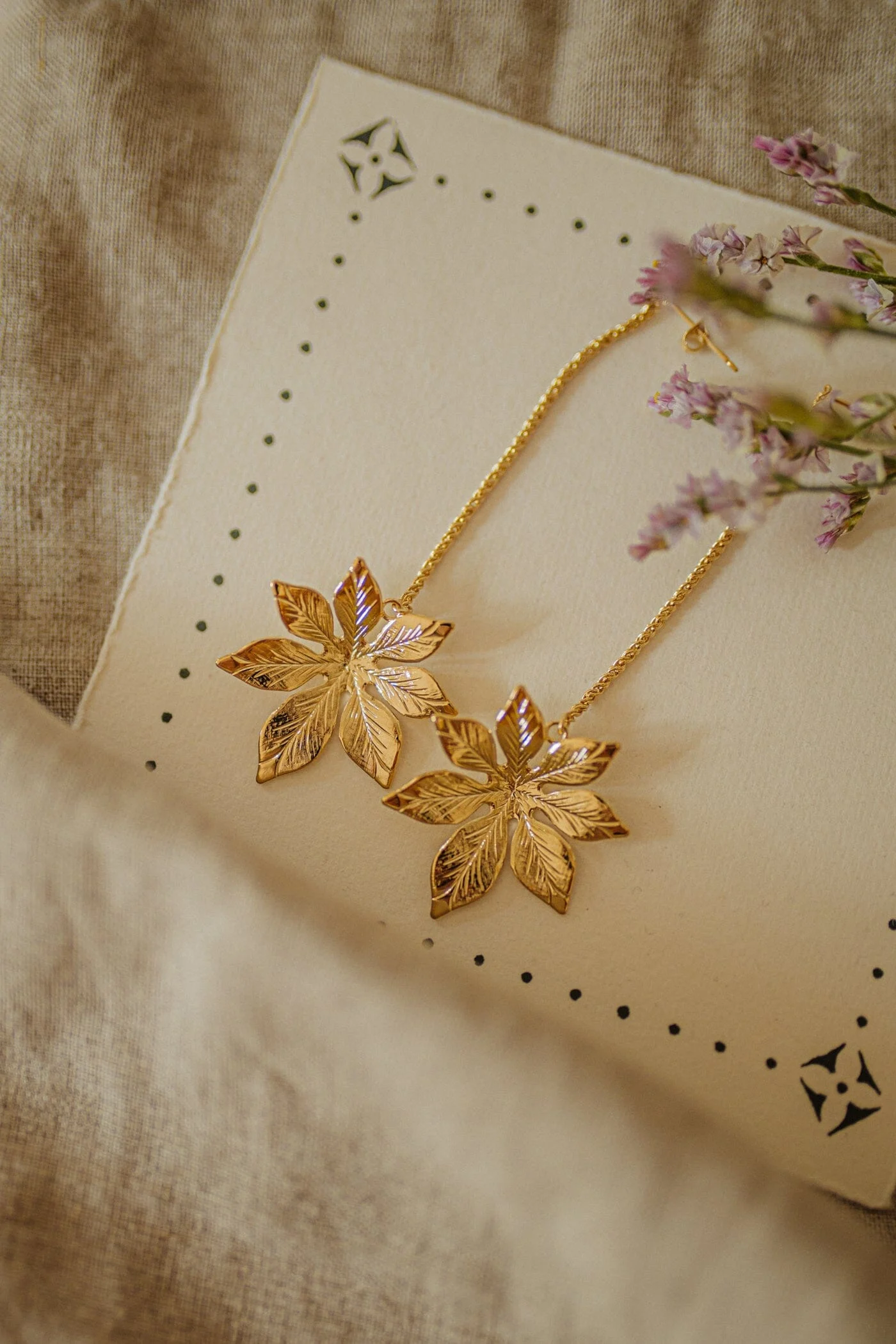 CHLORIS - Boucles d'oreilles pendantes fleurs doré à l'or fin | Doré