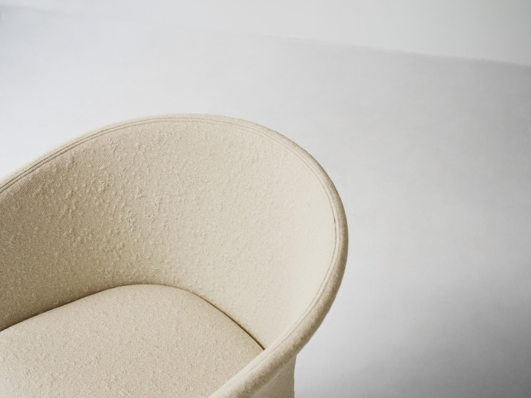 Normann Copenhagen Knit eetkamerstoel met armleuning Sand