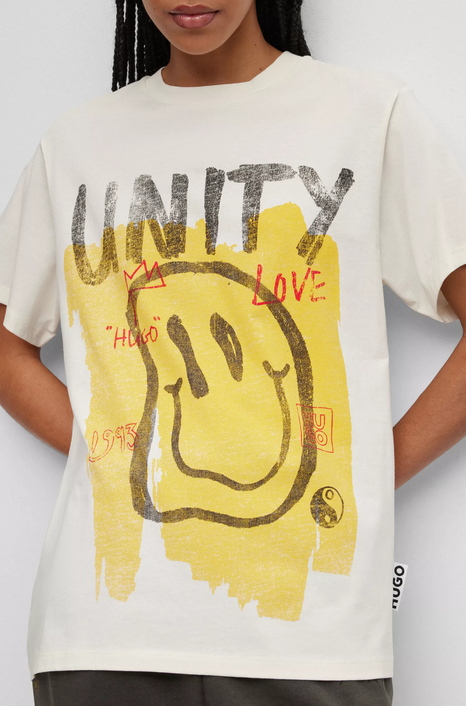 Camiseta HUGO vermelha em malha de algodão com estampas de rabiscos.