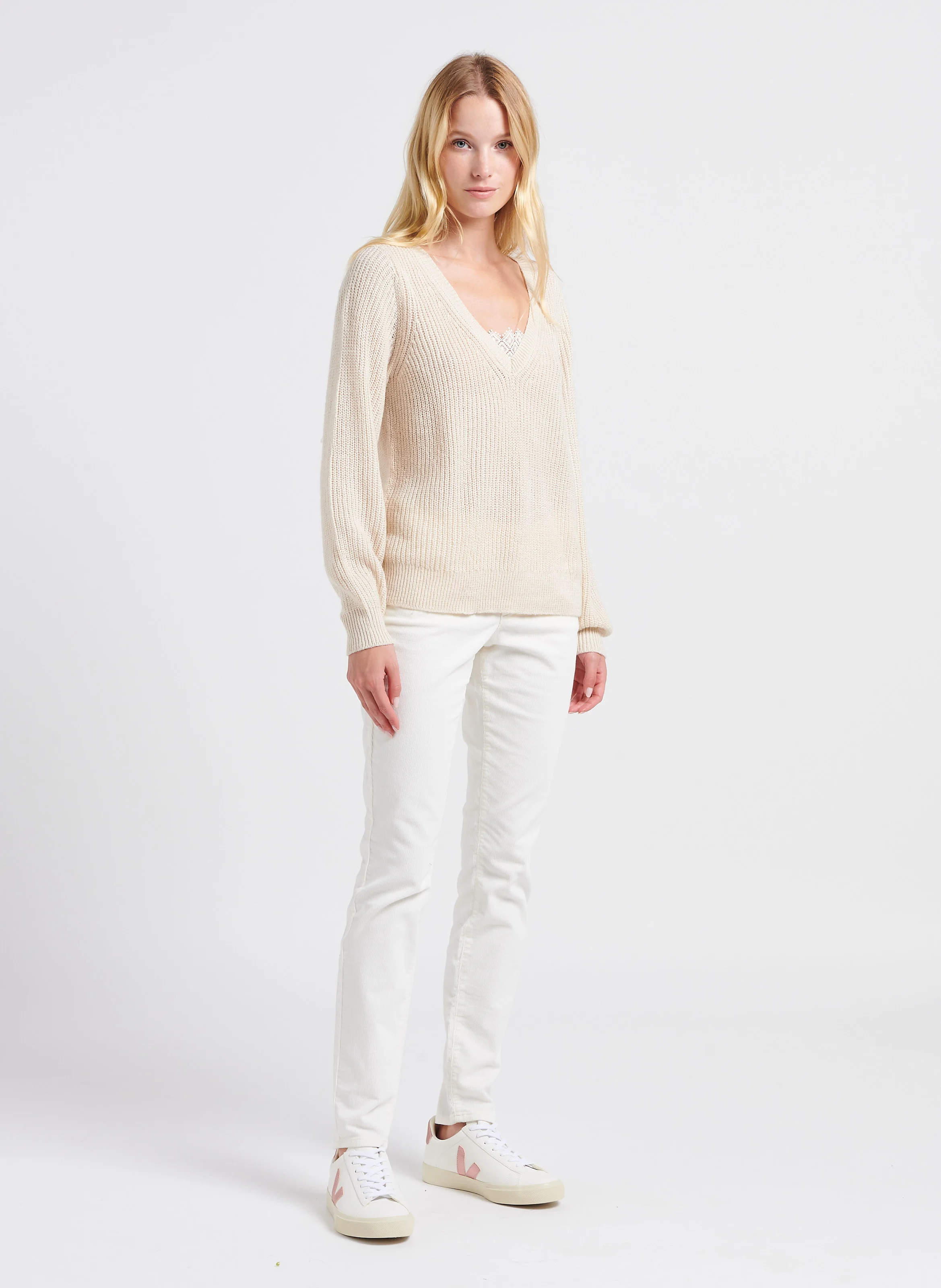 DEBRA - Pull droit col v en maille | Beige