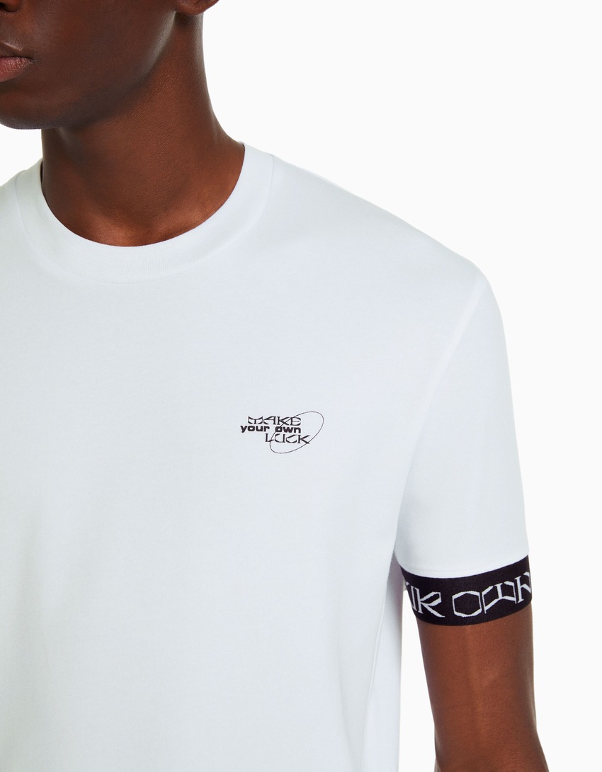 Camiseta de manga curta com modelagem justa e detalhe listrado.