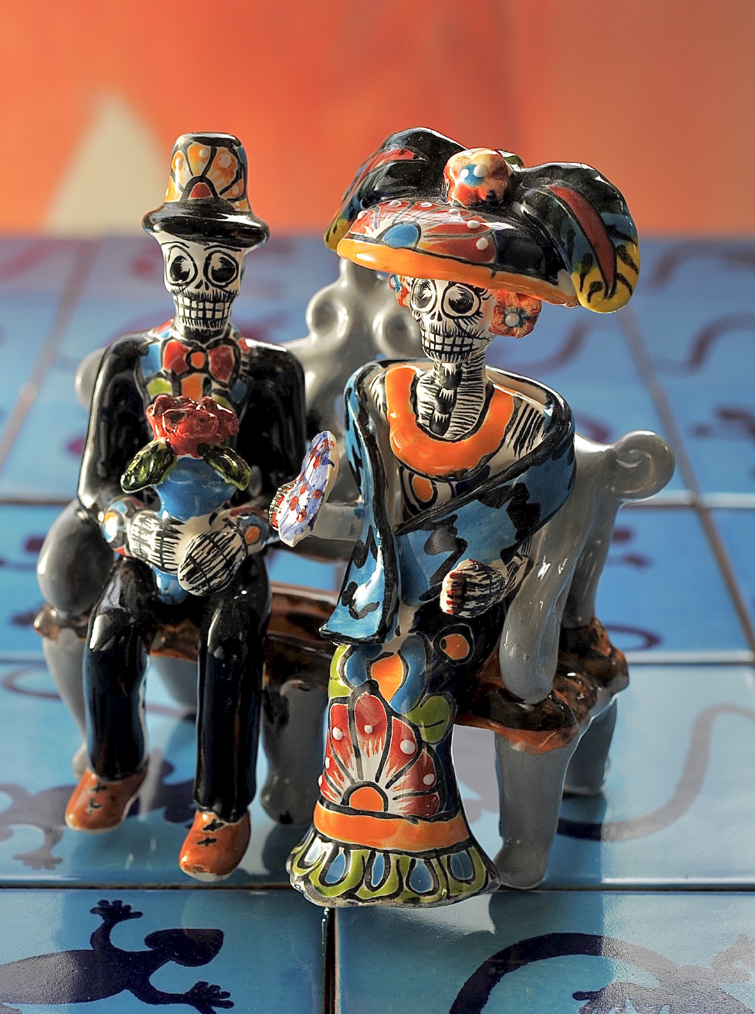 Keramikfigur 'Bankfreunde', multicolor, B 15 cm, H 15 cm, L 10 cm von fischer's lagerhaus