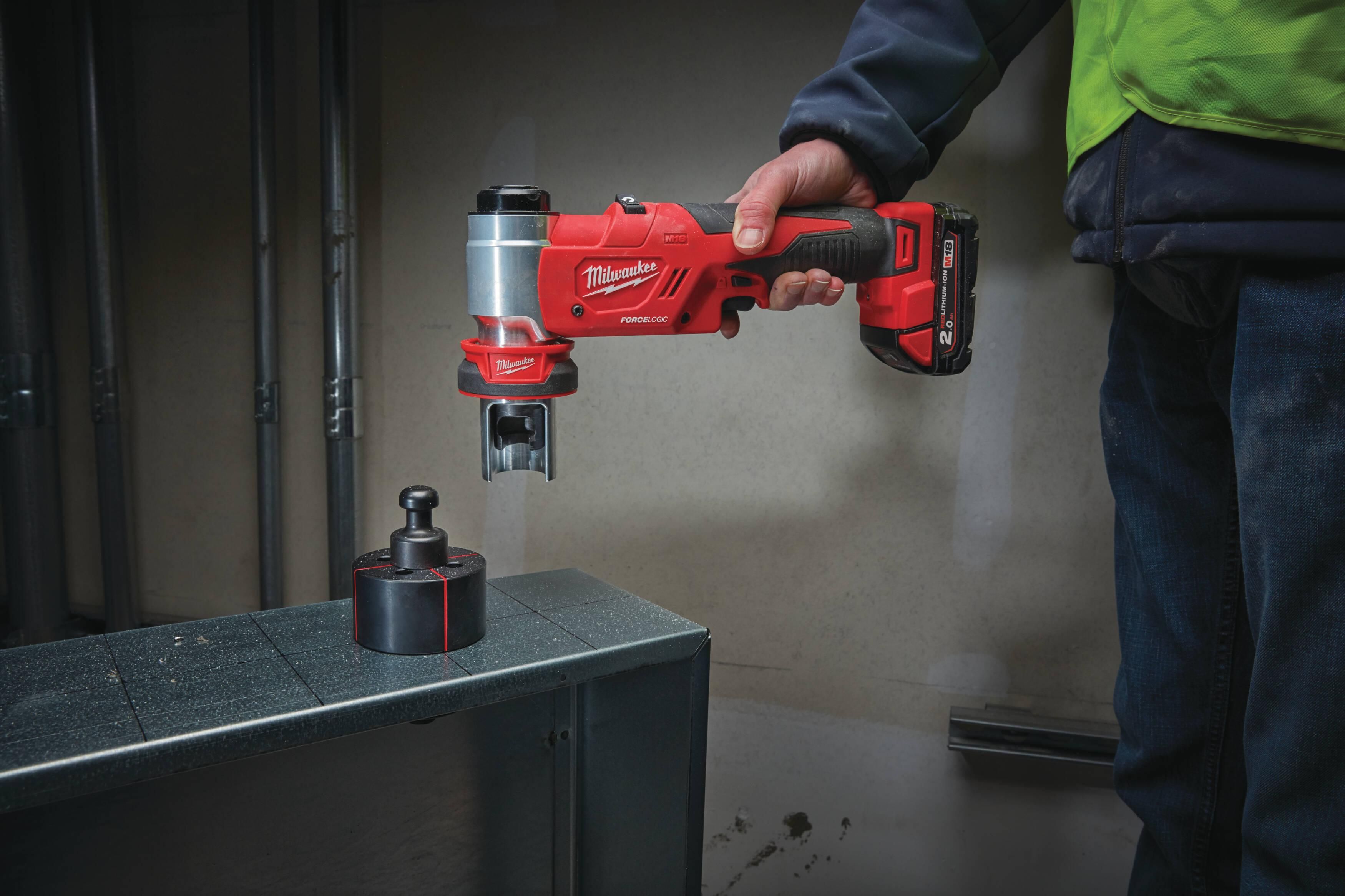 Milwaukee M18 HKP-201C Accu Hydraulische Ponsmachine FORCE LOGIC™ 18V 2.0Ah in koffer - 4933451202