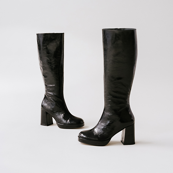 Bottes hautes à bouts ronds  en cuir brillant noir