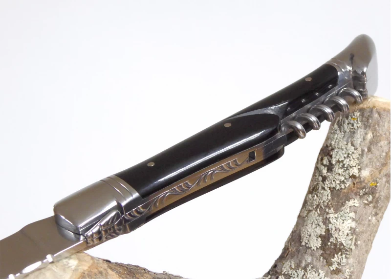 Couteau Laguiole avec un manche en Corne brune et tire bouchon et mitres Inox