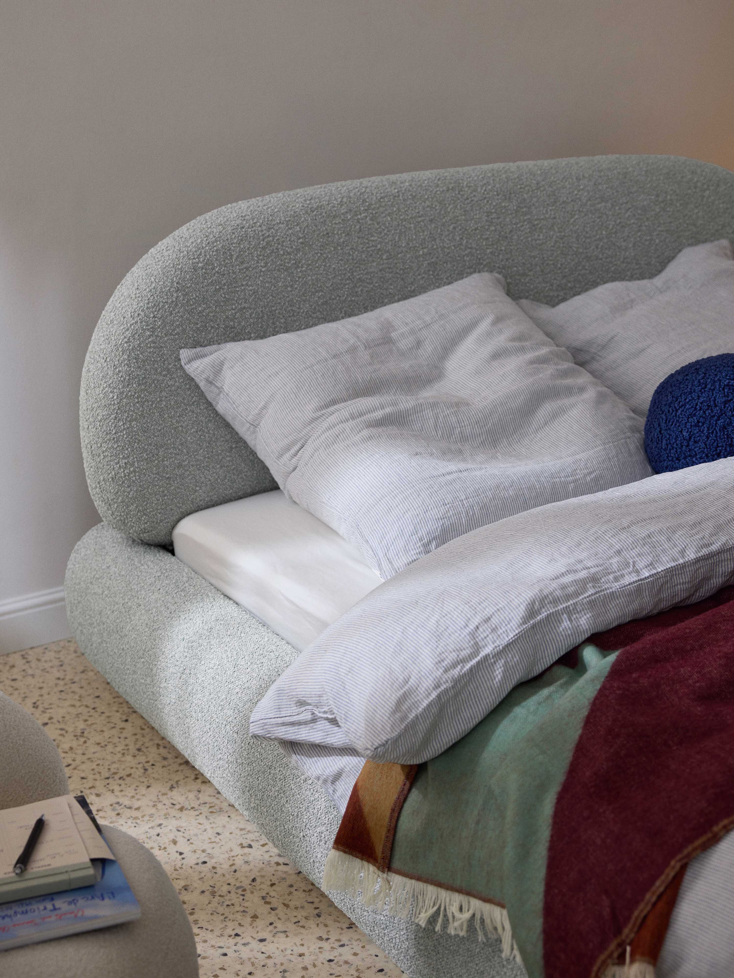 Bouclé gestoffeerd bed Alba