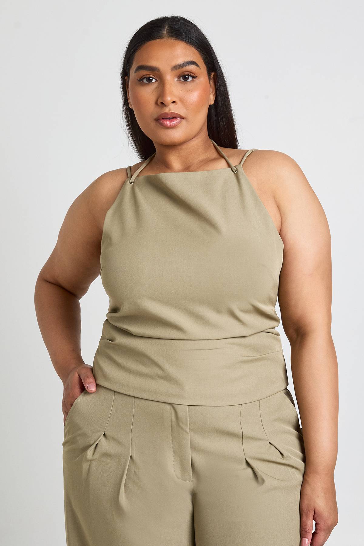 boohoo Haut Ajusté Plissé Avec Détail De Bretelles Grande Taille