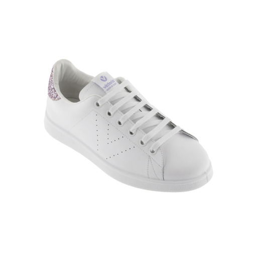 Tênis Victoria Tennis em couro branco com calcanhar brilhante e logotipo recortado.
