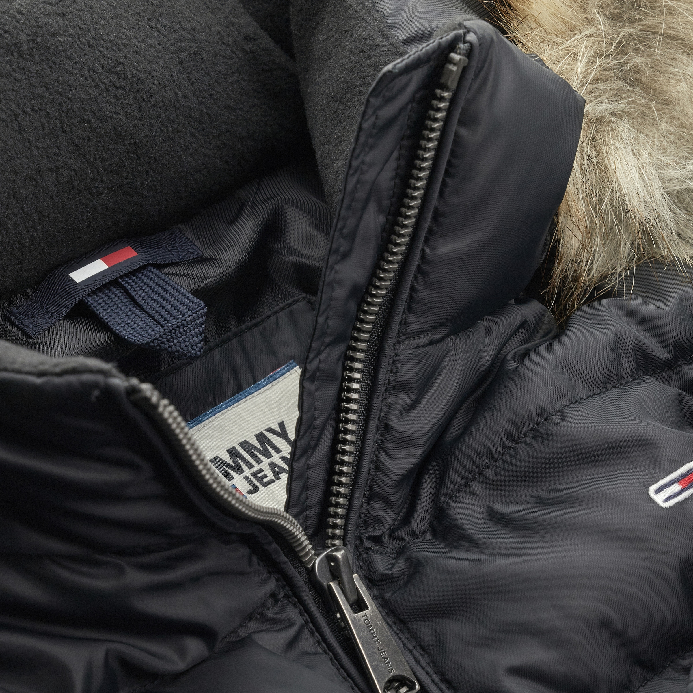 Tommy Jeans Daunenjacke »BASIC HOODED DOWN JACKET« mit Kapuze mit Fellimitat an der Kapuze & Tommy Jeans Logo-Flag