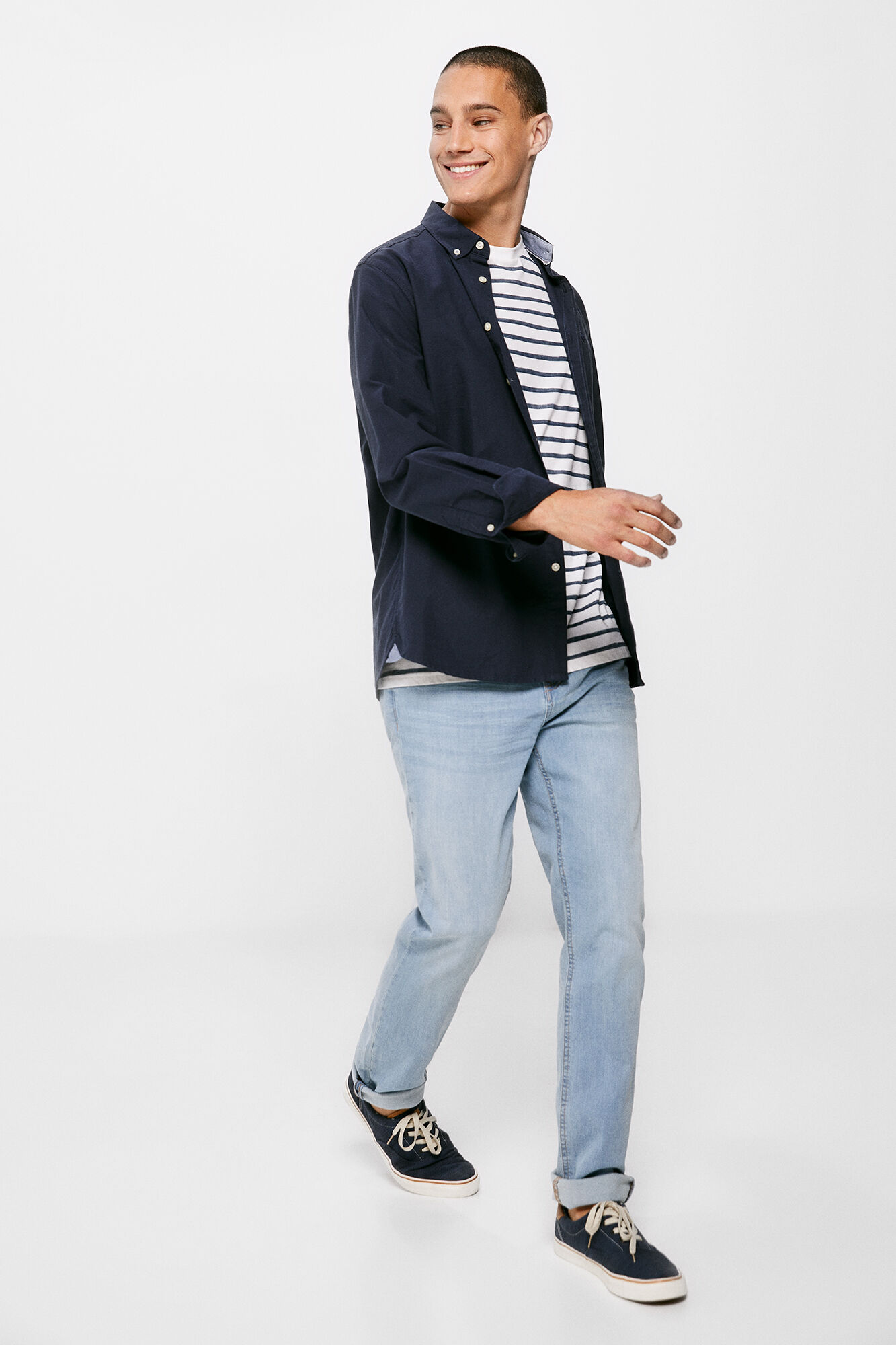 Calça jeans slim ultraleve, lavagem média clara.