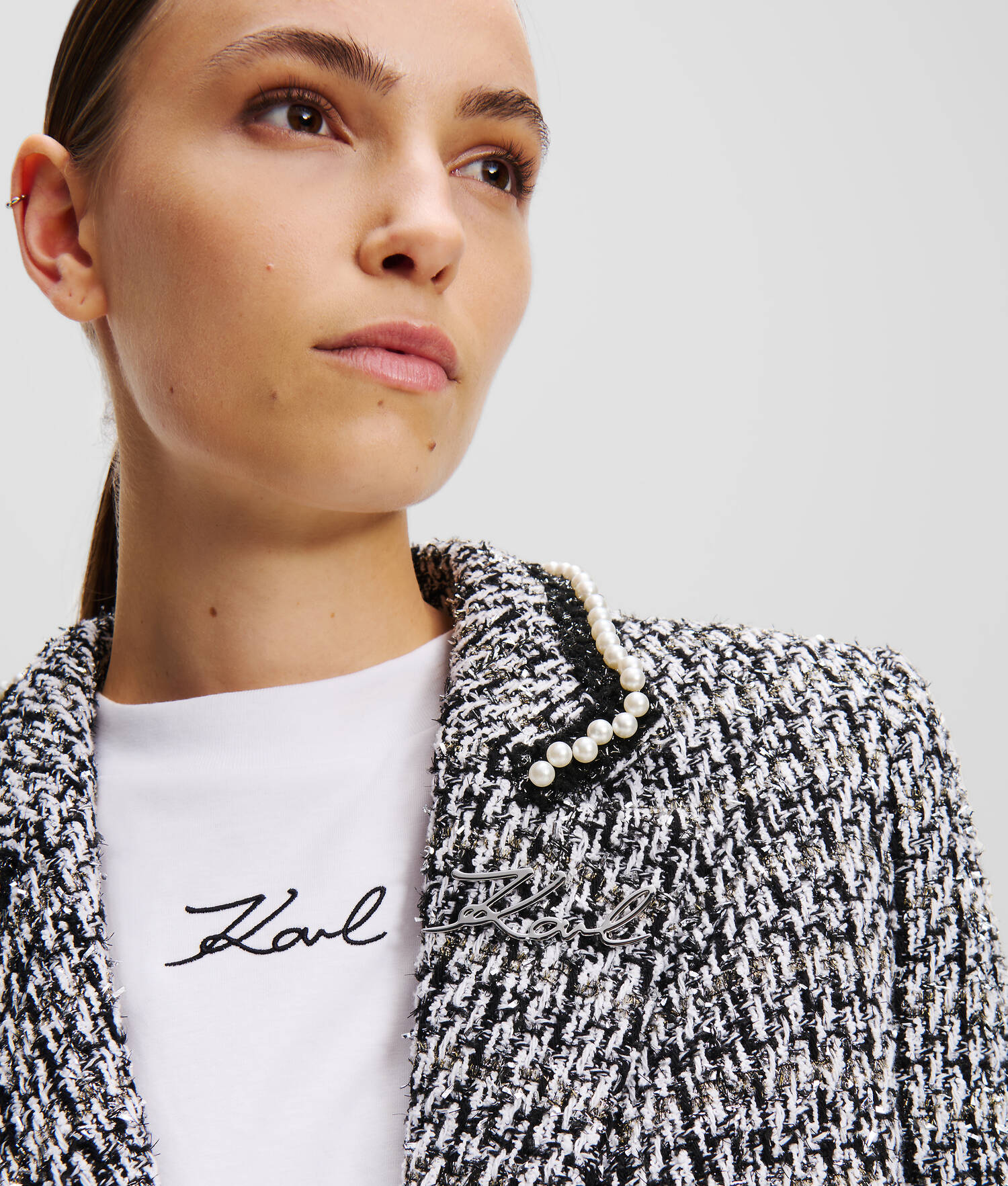 VESTE EN BOUCLÉ ORNÉE DE PERLES