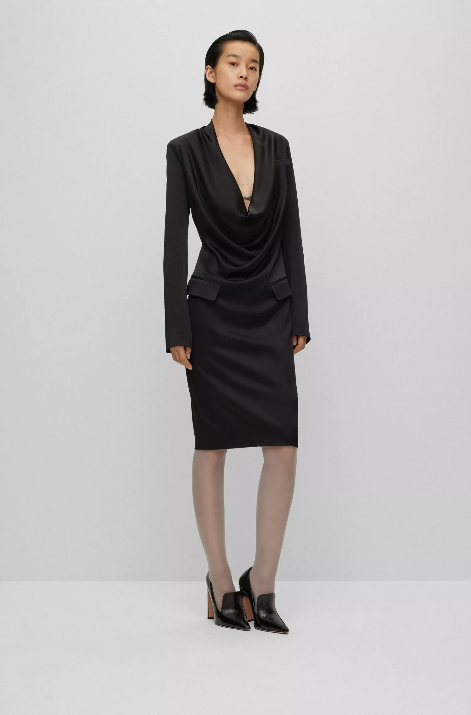 Vestido BOSS preto na altura do joelho com gola drapeada