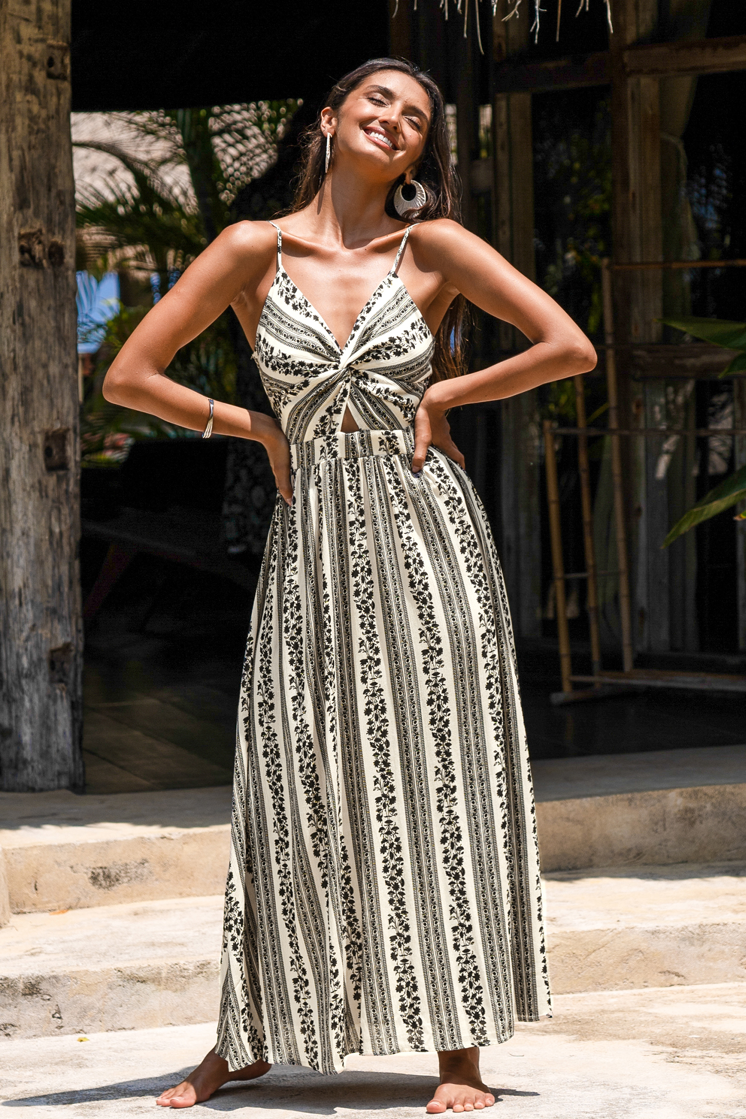 Robe maxi sans manches torsadée sur le devant à fleurs et rayures