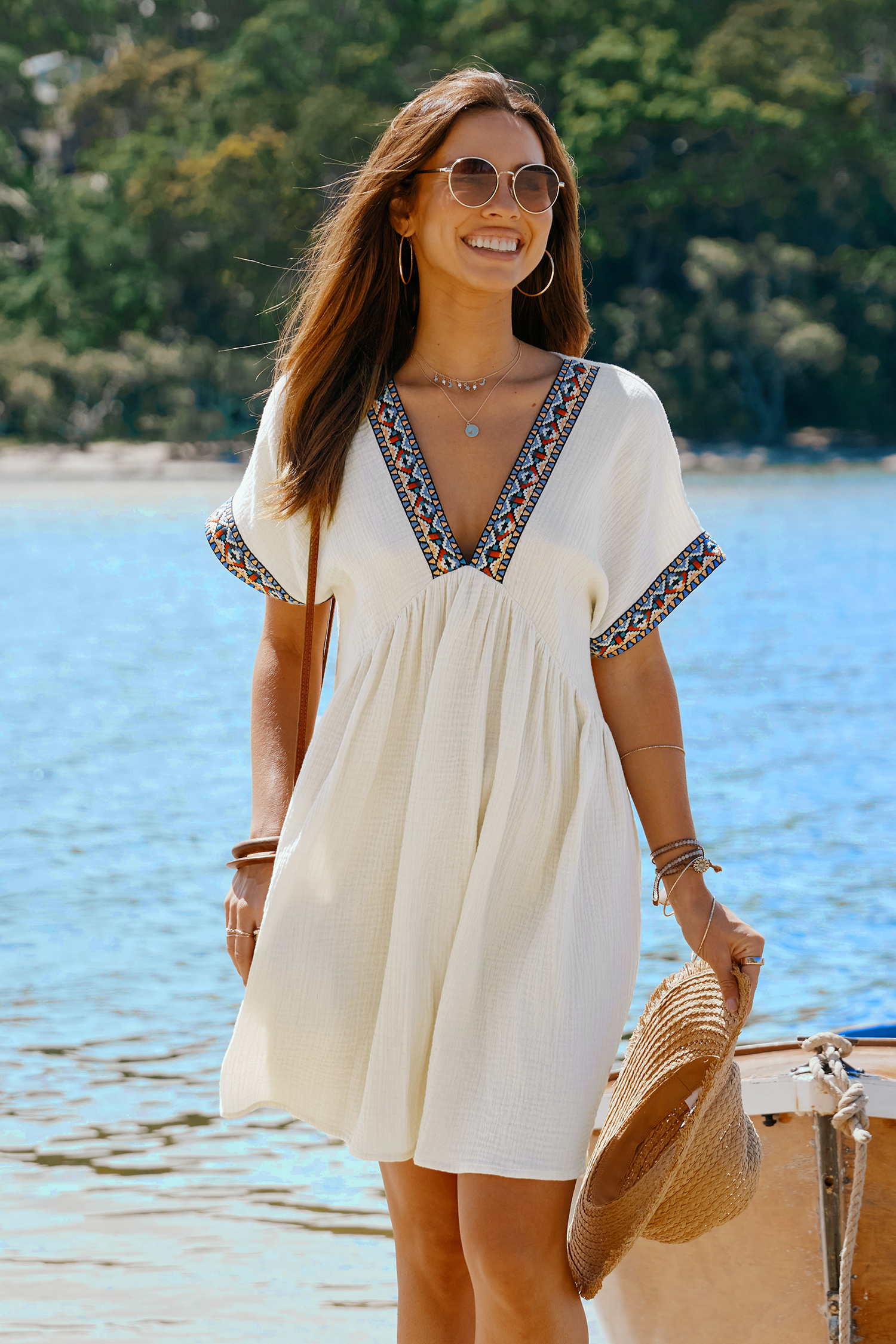 Robe mini en pur coton avec col plongeant à bordure boho et beige