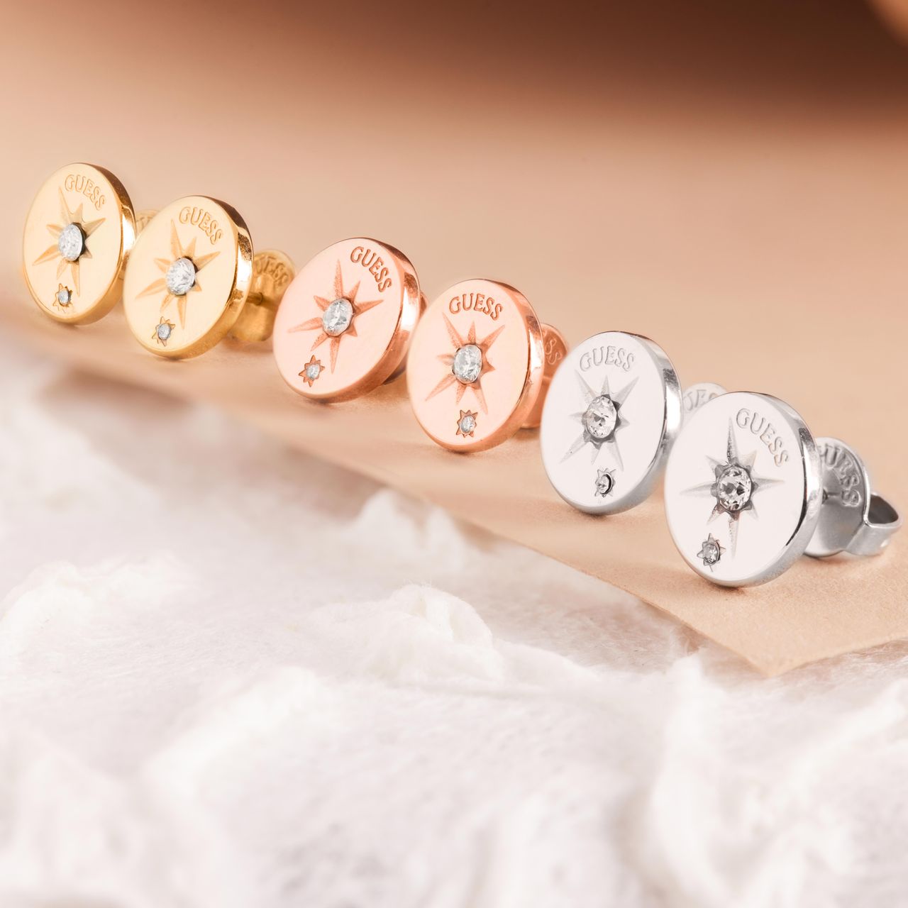 Guess rosé-plated stalen oorknoppen WANDERLUST