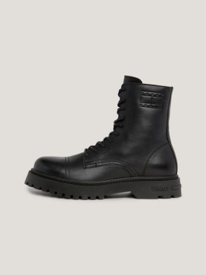 Botas de cano médio com cadarço e logo em relevo