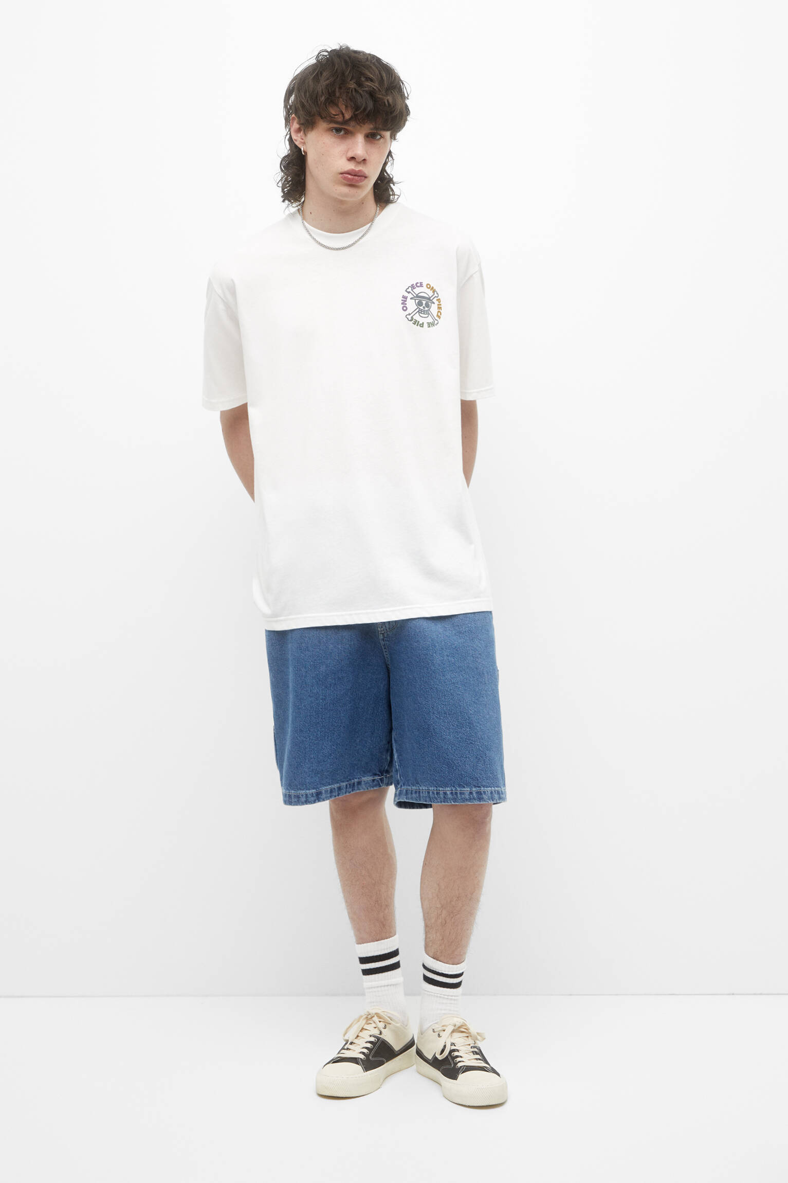 CAMISETA COM OS PERSONAGENS DE ONE PIECE - OFF WHITE