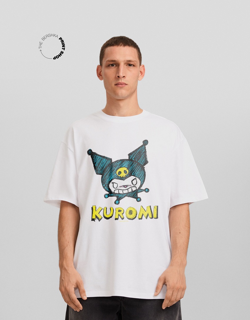 Camiseta de manga curta com estampa Kuromi e modelagem quadrada.