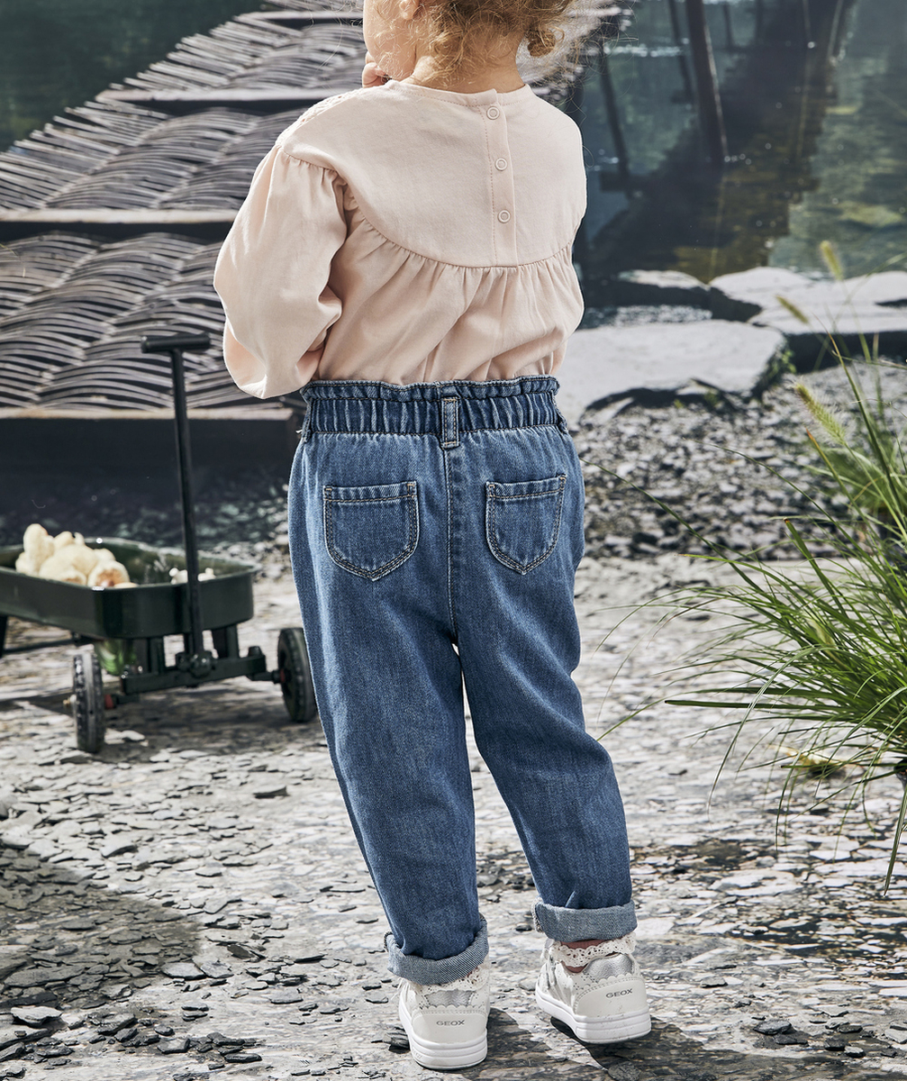 PANTALON RELAX BÉBÉ FILLE EN DENIM BLEU LOW IMPACT