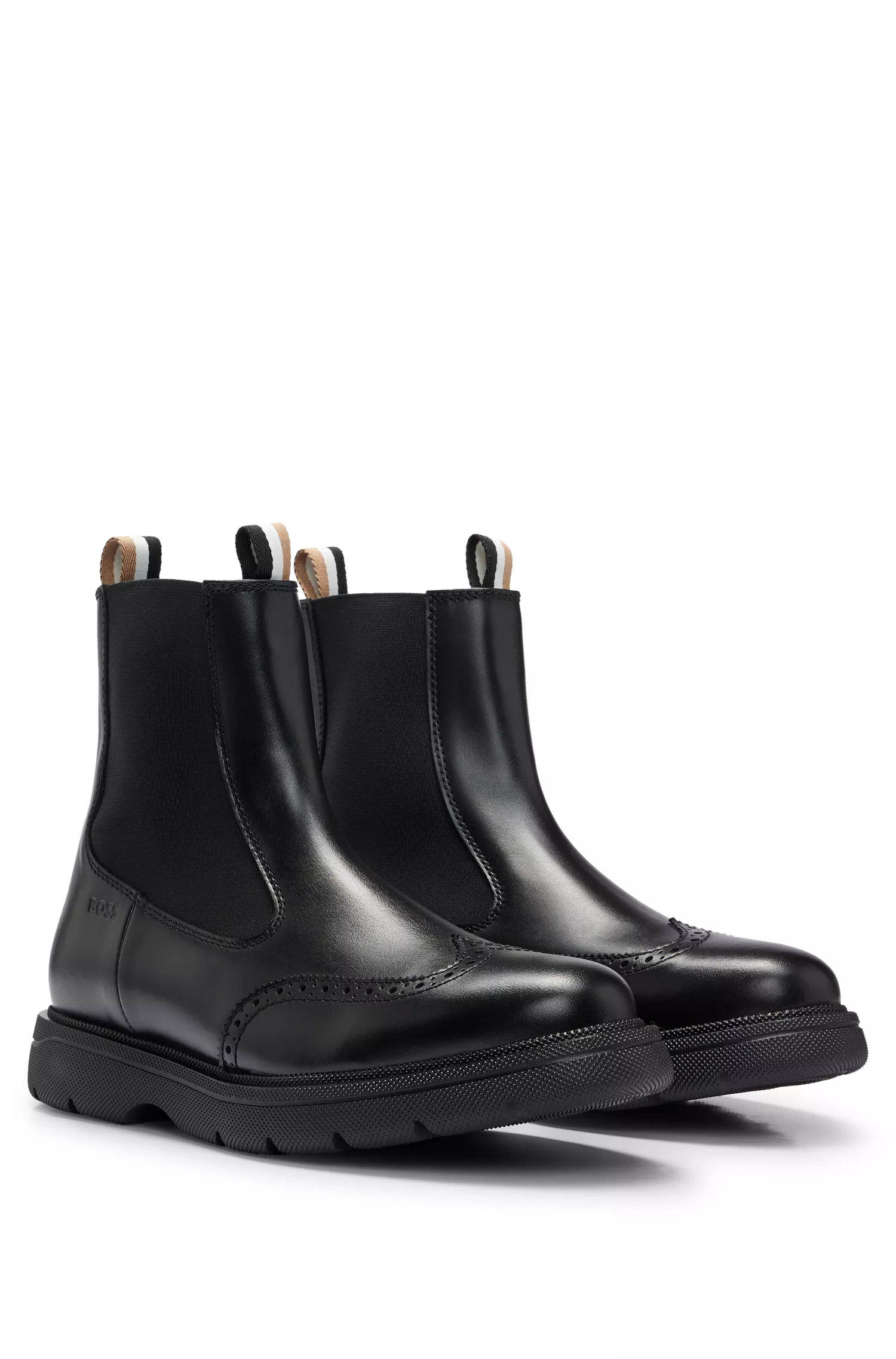 Botas Chelsea BOSS pretas com acabamento brogue em couro escovado.