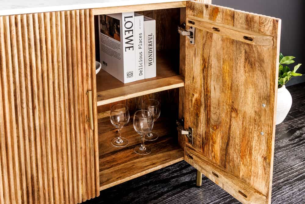 Massives Sideboard TRES CHIC 105cm natur Mangoholz weiß Marmor gold Metall