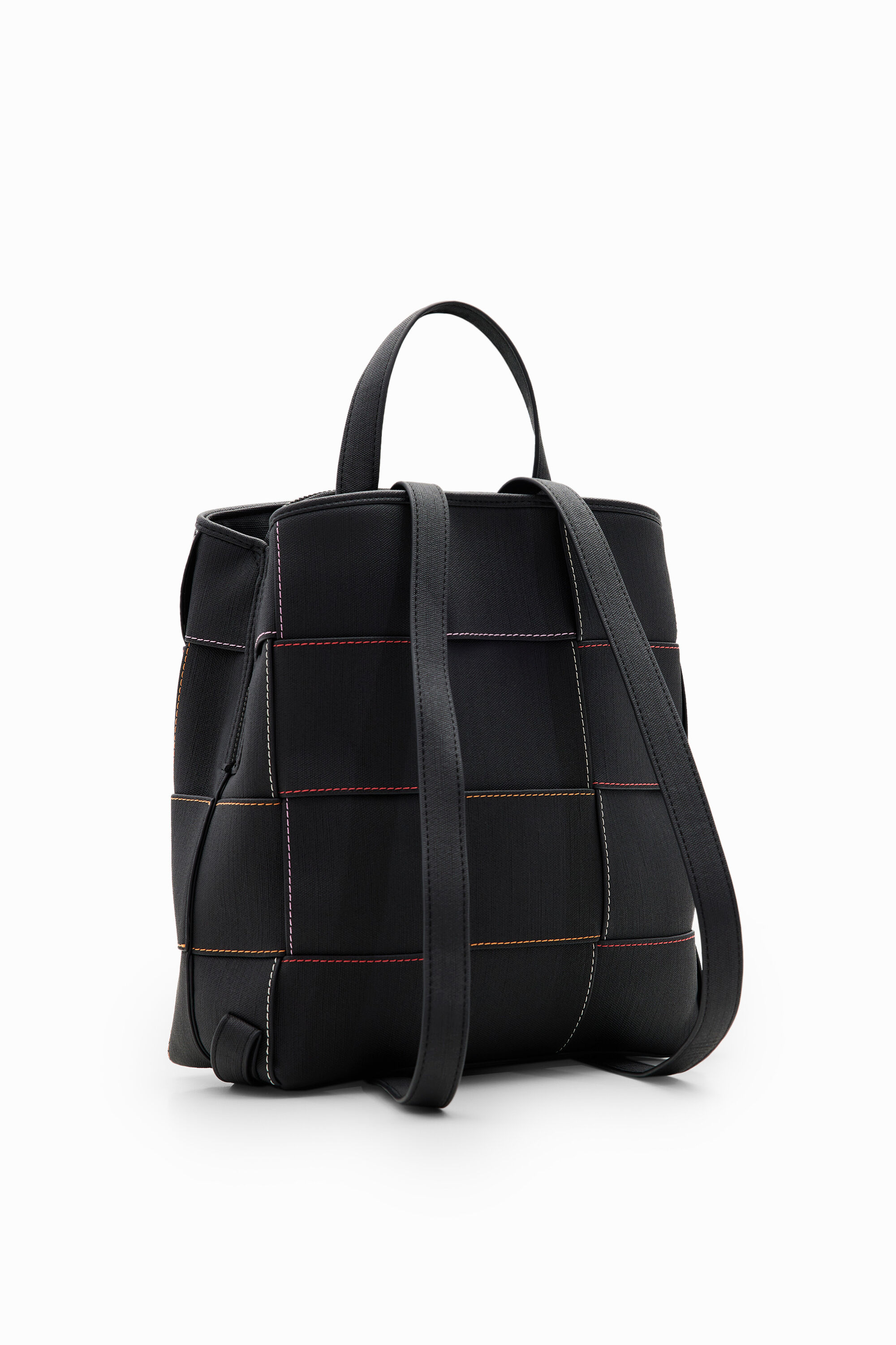 Mochila trançada em formato de S com costura.