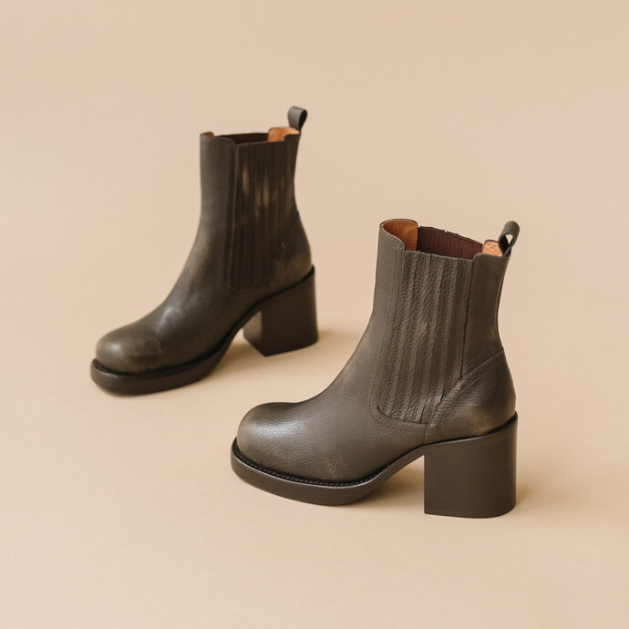 Boots à talons épais, bouts carrés et élastiques  en cuir grainé gris