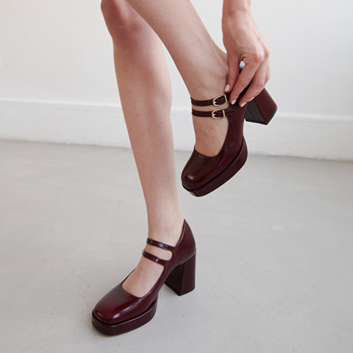 Babies à doubles brides et plateformes  en vernis plissé bordeaux