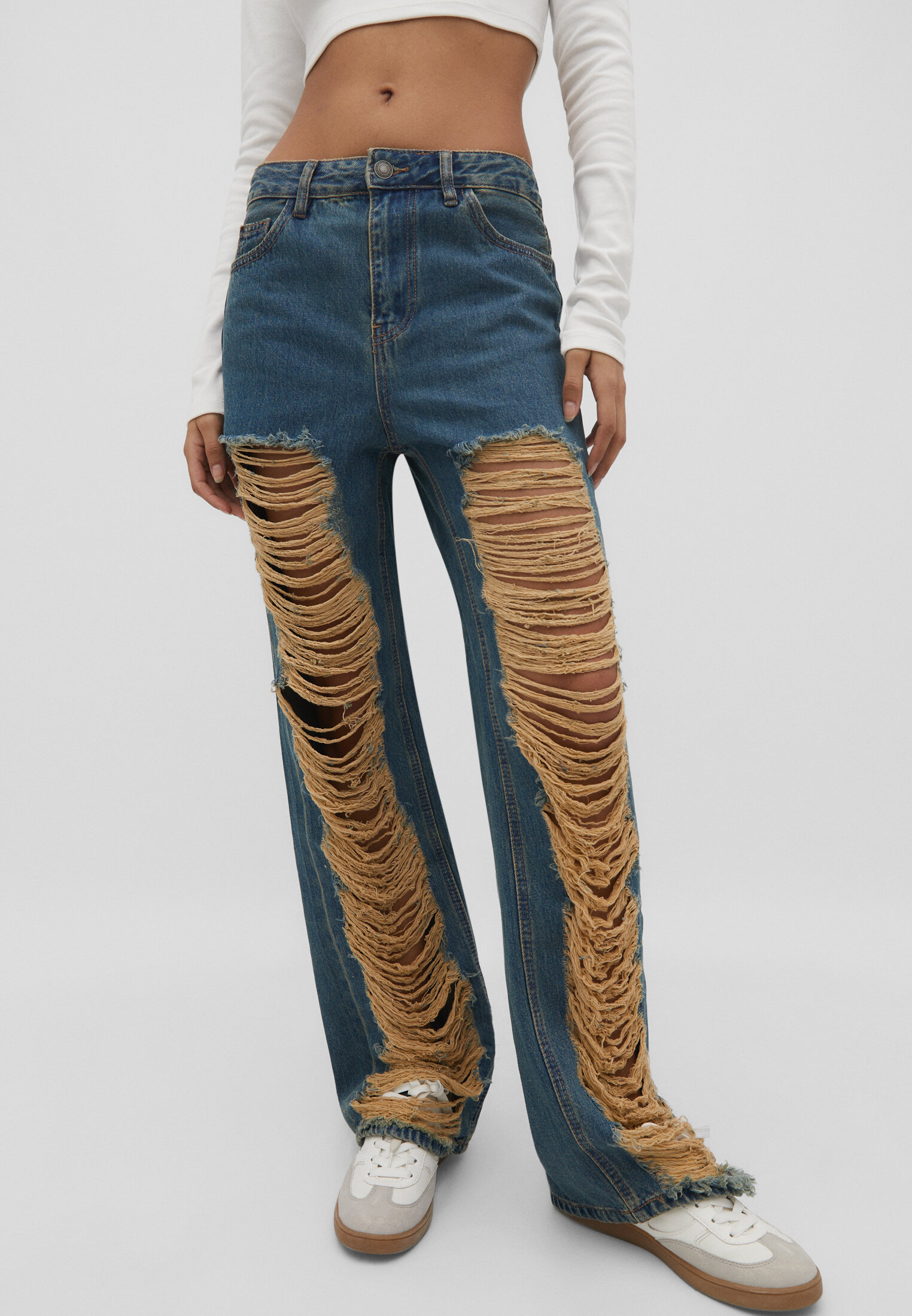 calças jeans largas e rasgadas