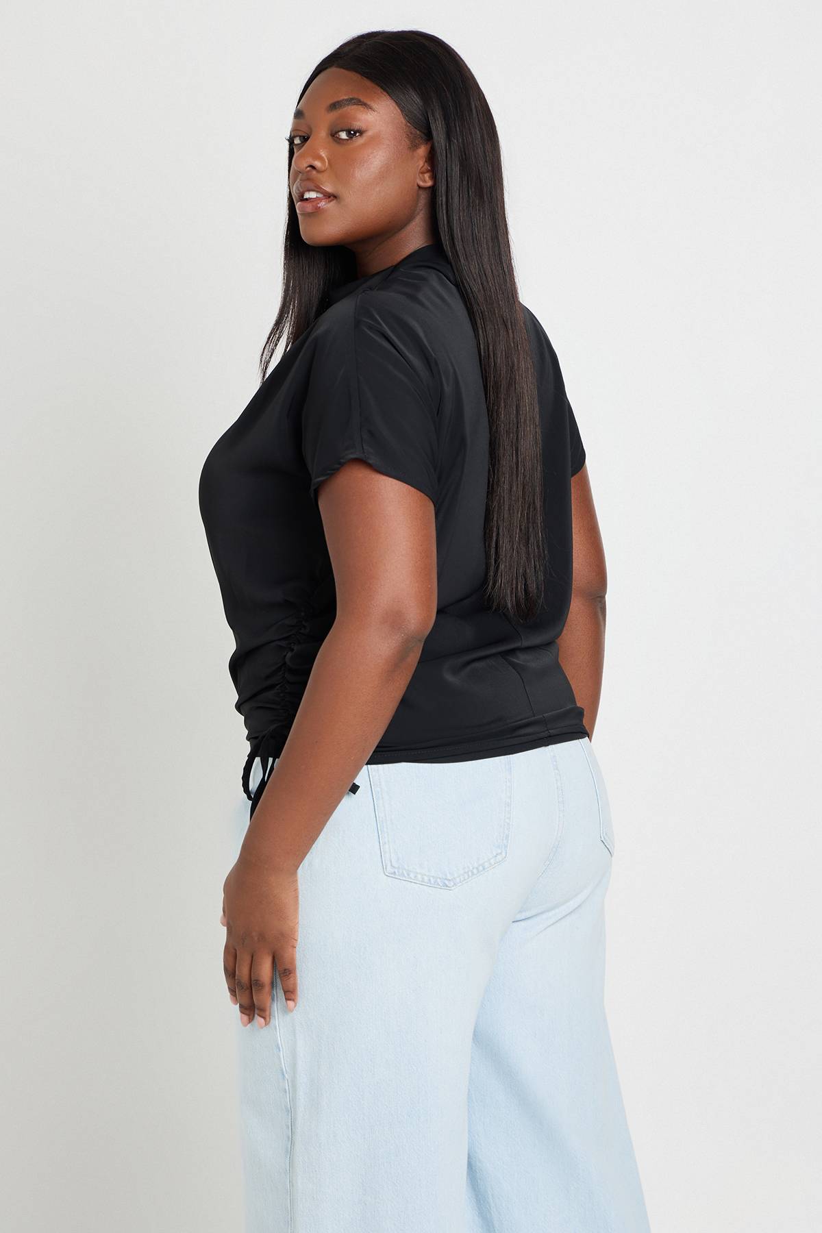 boohoo Chemisier Grande Taille À Drapé Latéral Avec Détail Noué