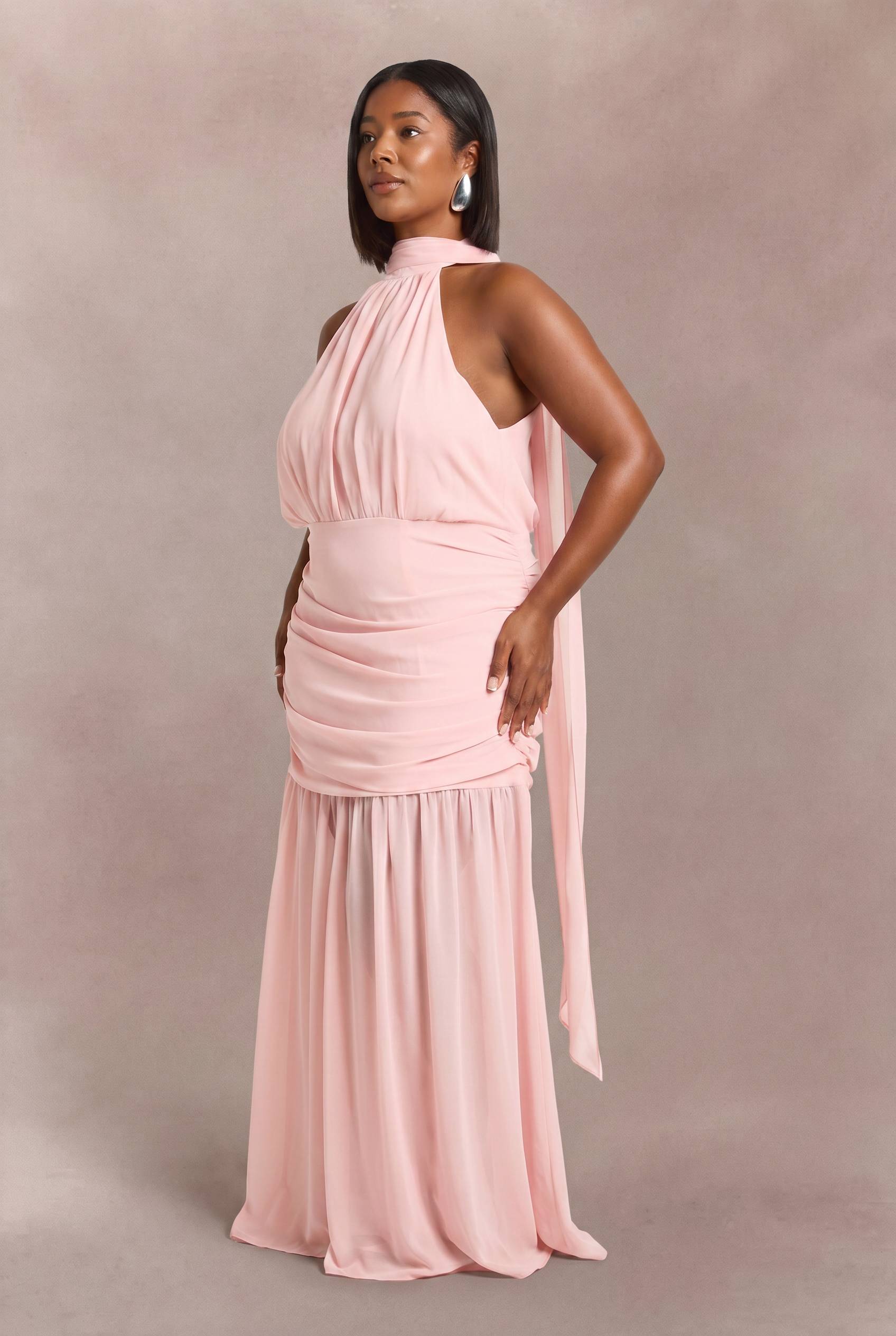 boohoo Robe Longue Évasée Grande Taille Avec Col Licou Et Détail Foulard