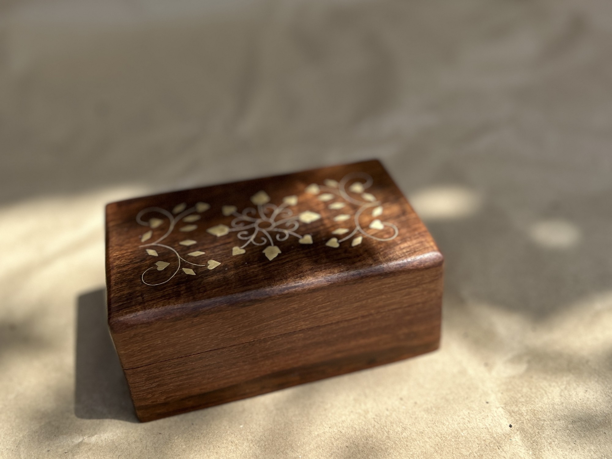 Holz-Schatulle mit Messingintarsien, braun, gold, B 13 cm, L 7,5 cm, H 5 cm von fischer's lagerhaus