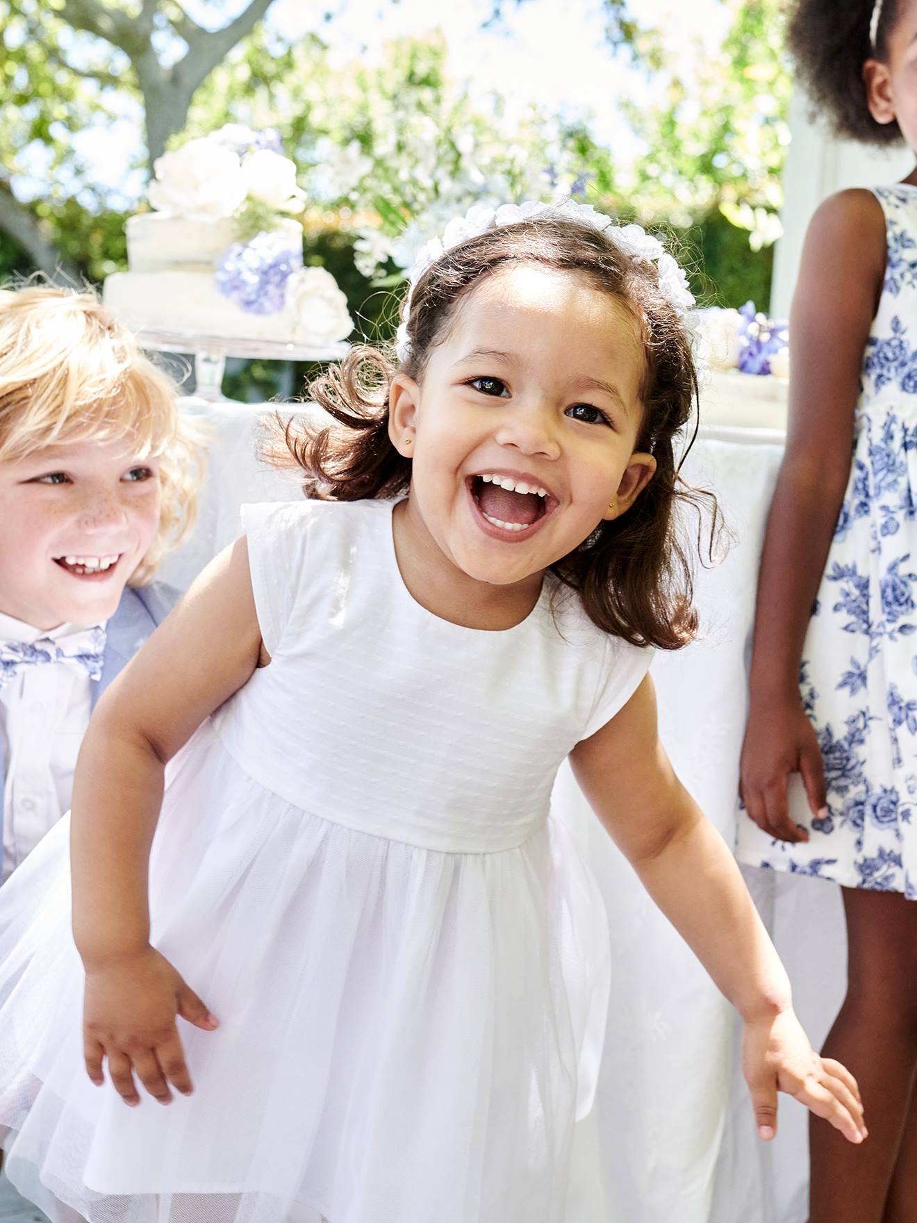 Vestido de tule branco claro e liso para cerimônia de bebê