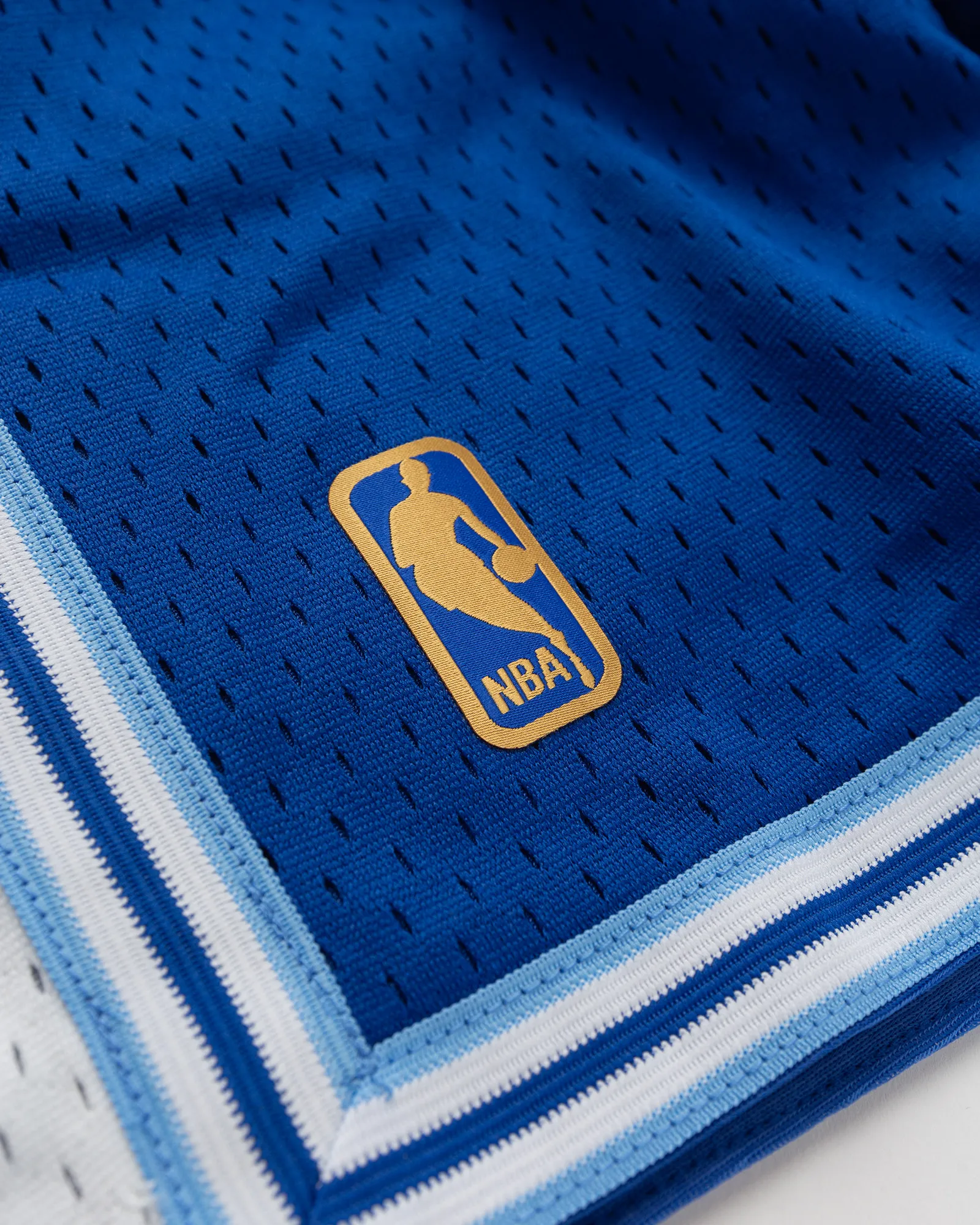 Shorts Mitchell & Ness NBA Swingman, modelo alternativo do Los Angeles Lakers, 1996.