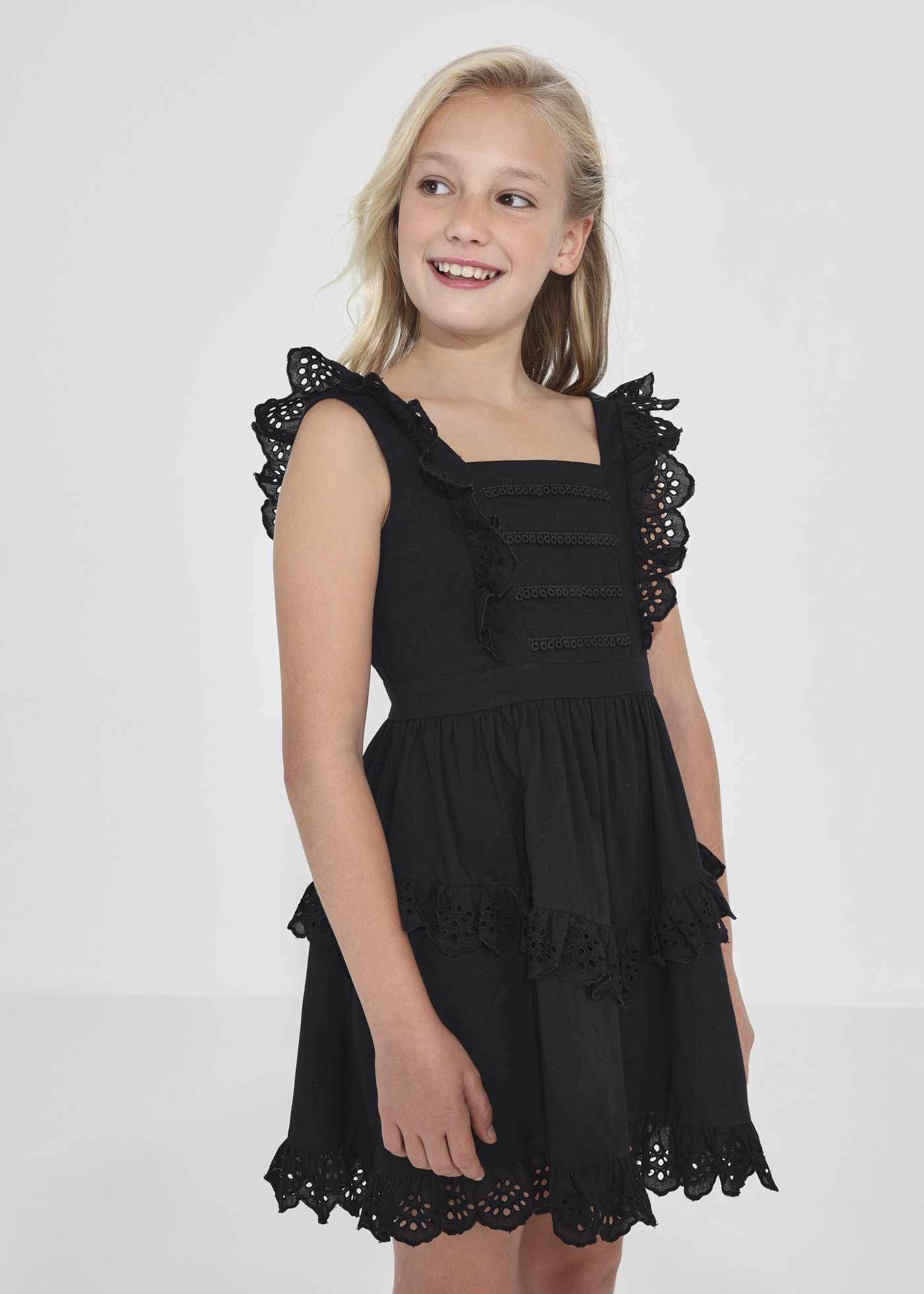 Vestido infantil de algodão com estampa perfurada