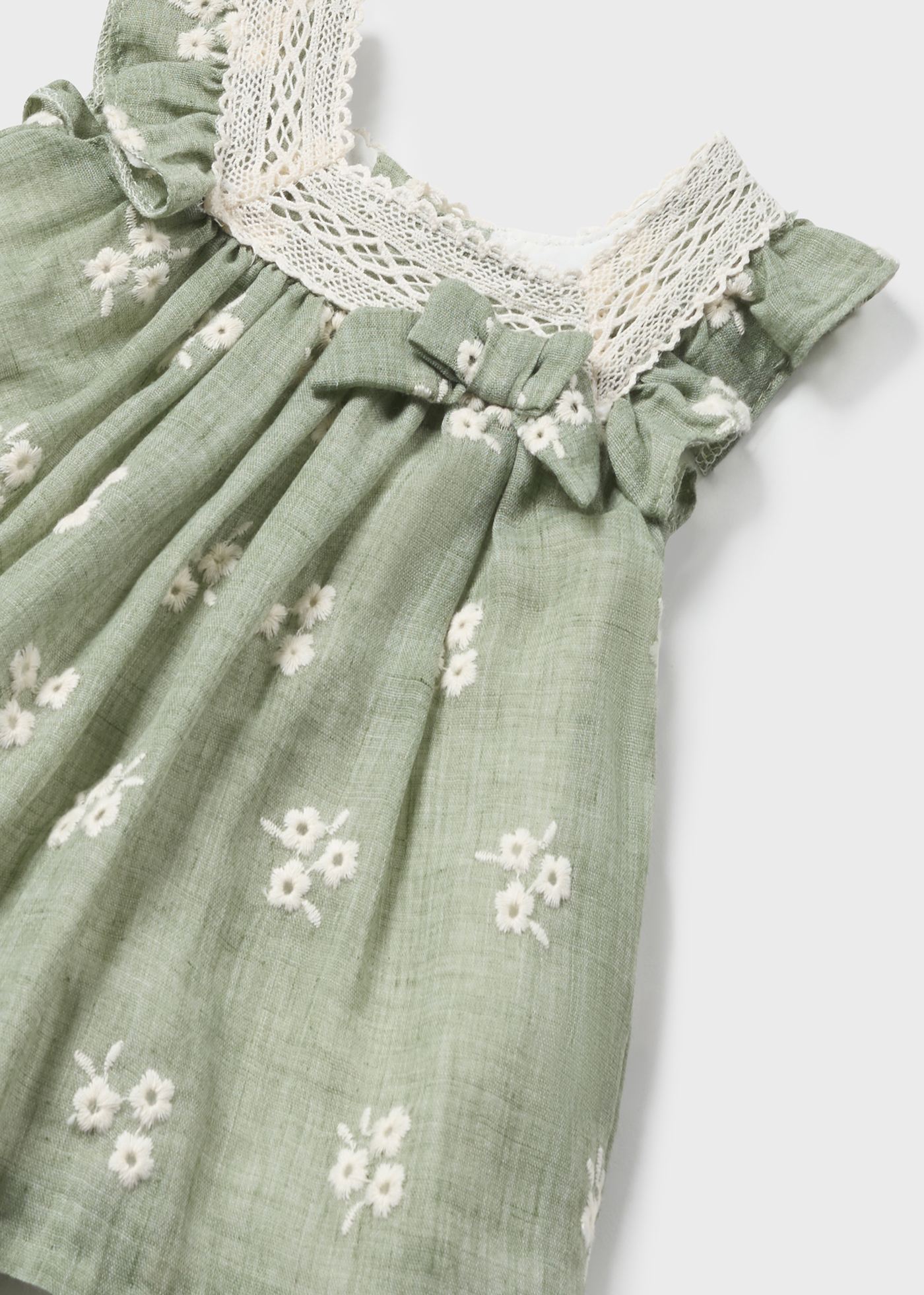 Vestido de eucalipto para recém-nascido com capa de fralda bordada