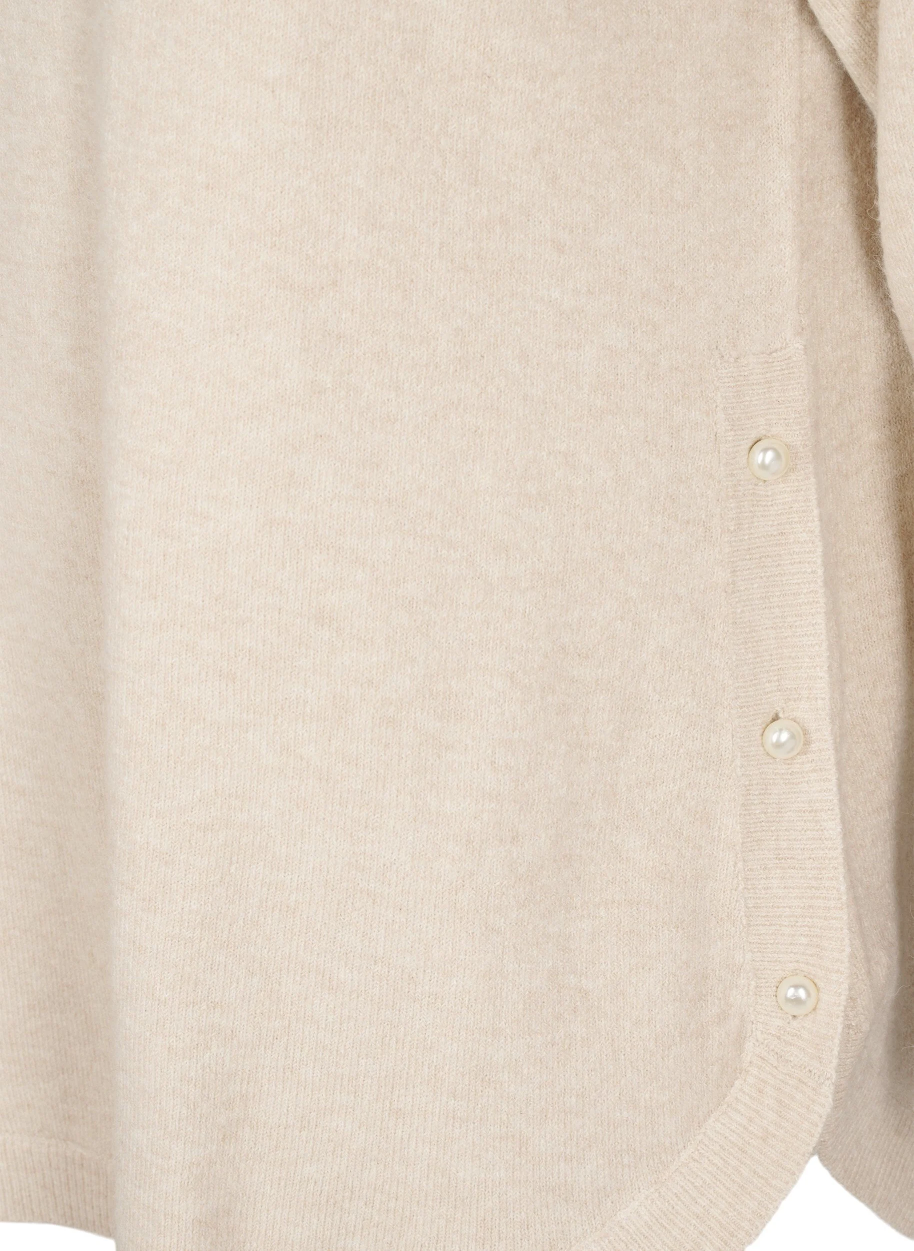 Strikbluse med perledetaljer