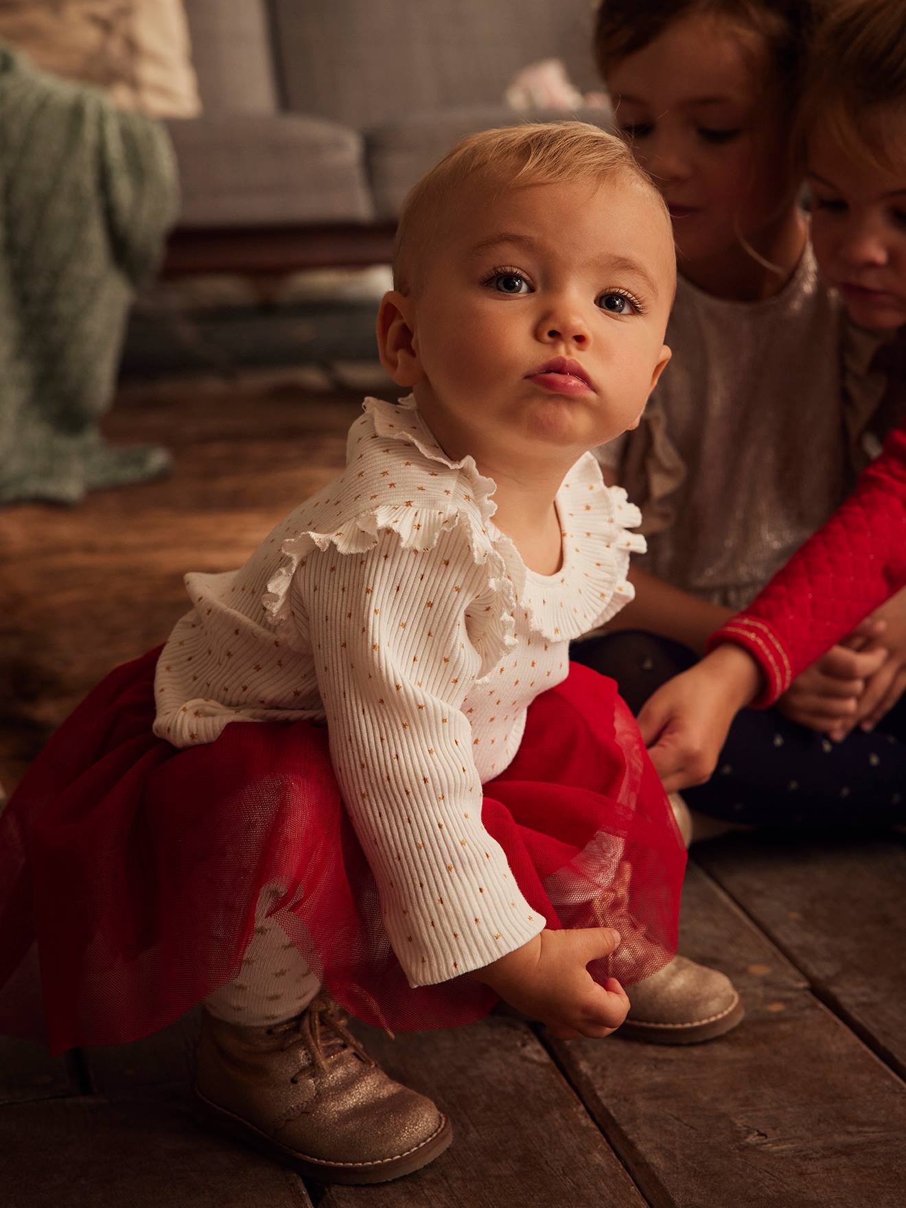 Conjunto de presente de Natal com camiseta estampada com estrelas e saia de tule branca leve para bebê.