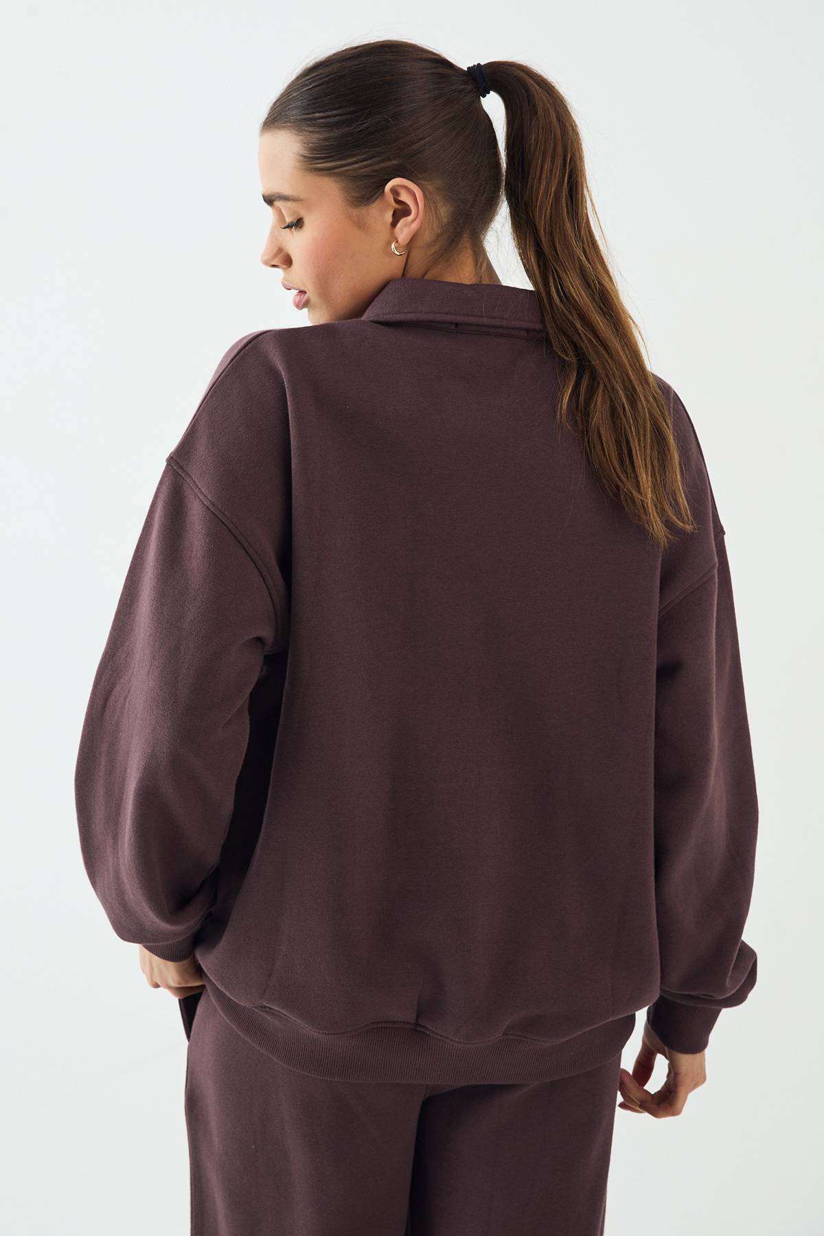 Sweat-shirt Rugby à Col DSGN Studio avec Appliqué en Tissu Éponge