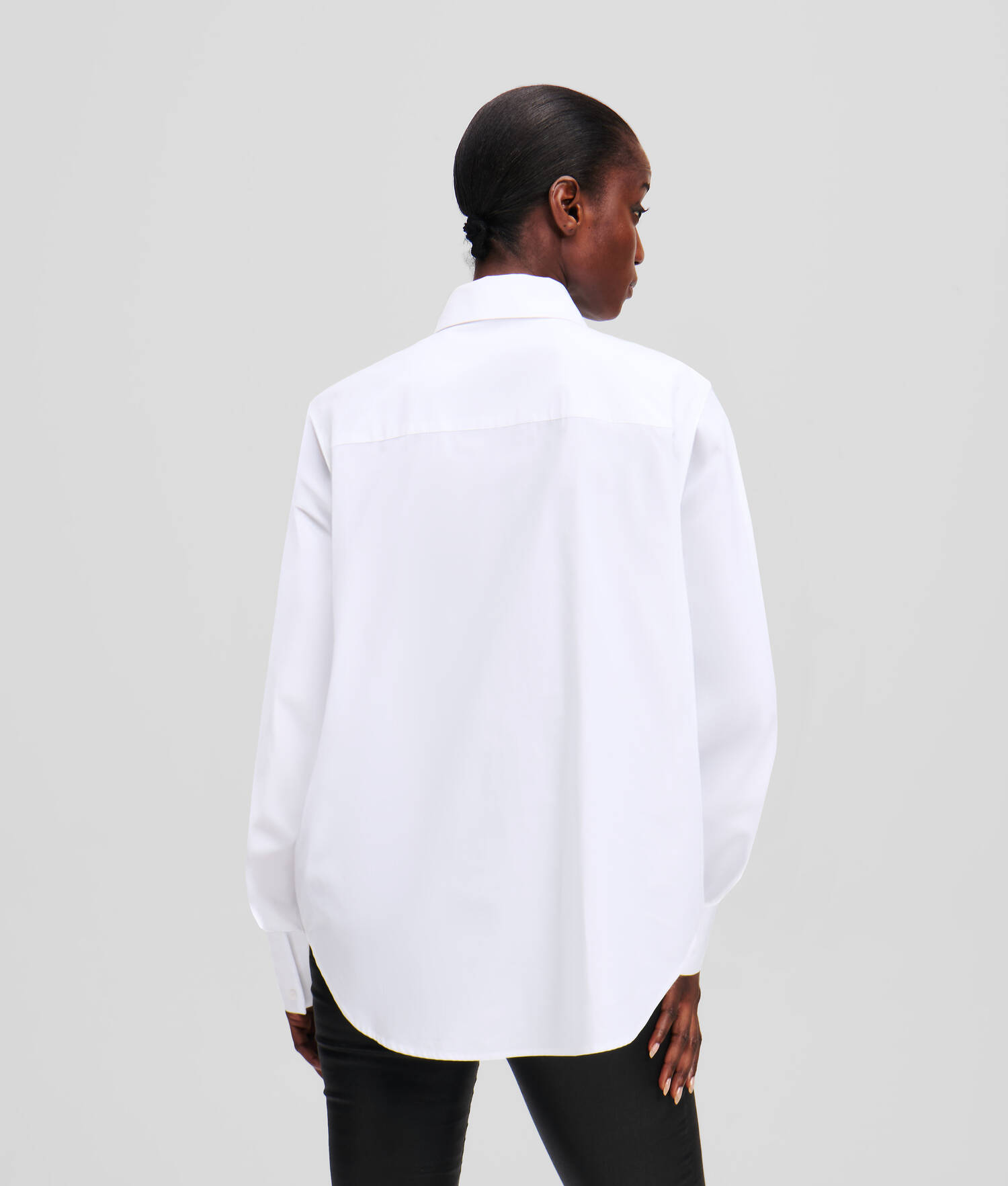 CHEMISE ORNÉE DES LETTRES KARL