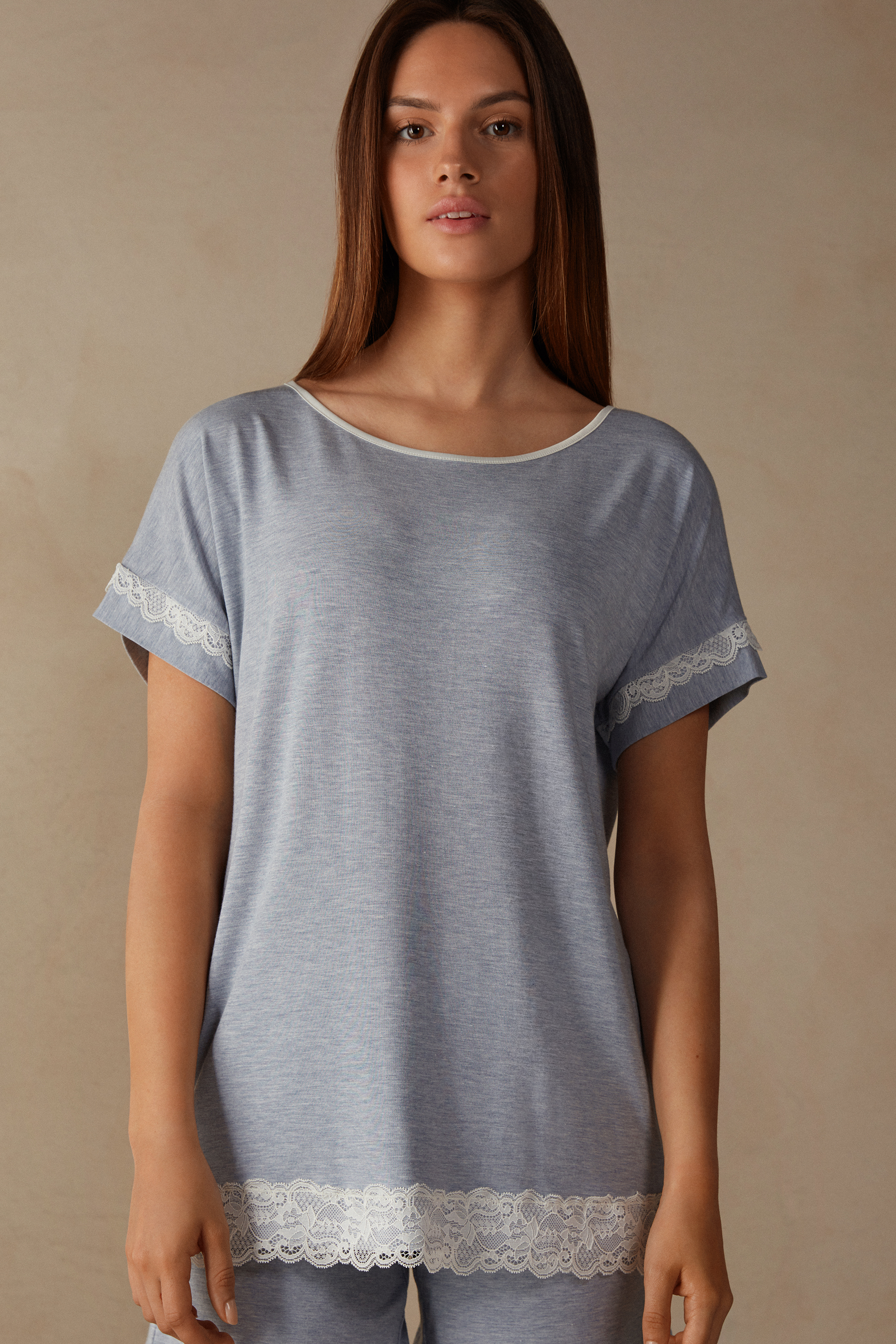 Camiseta de manga curta em modal com detalhes em renda.