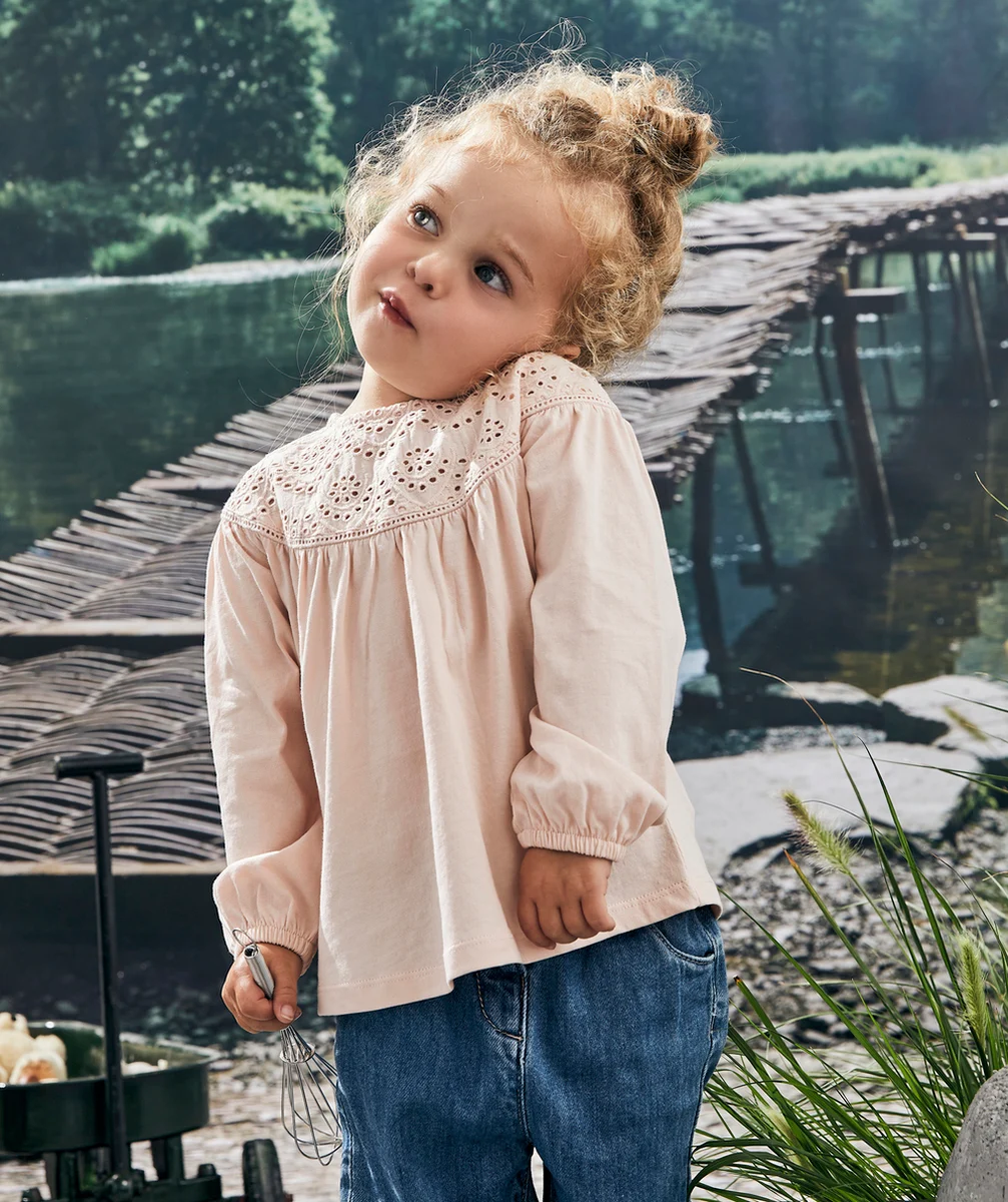 T-SHIRT ROSE PÂLE BÉBÉ FILLE EN COTON BIO ET BRODERIE ANGLAISE