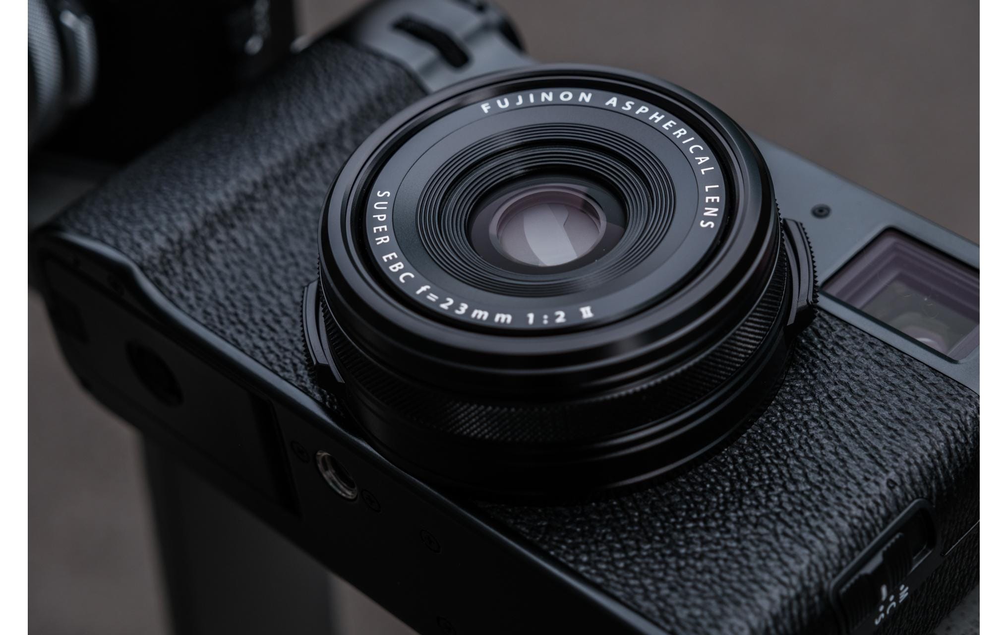 Fotokamera X100VI Schwarz<br>Kompakte Digitalkamera mit anspruchsvollem Design und intuitiver Bedienbarkeit