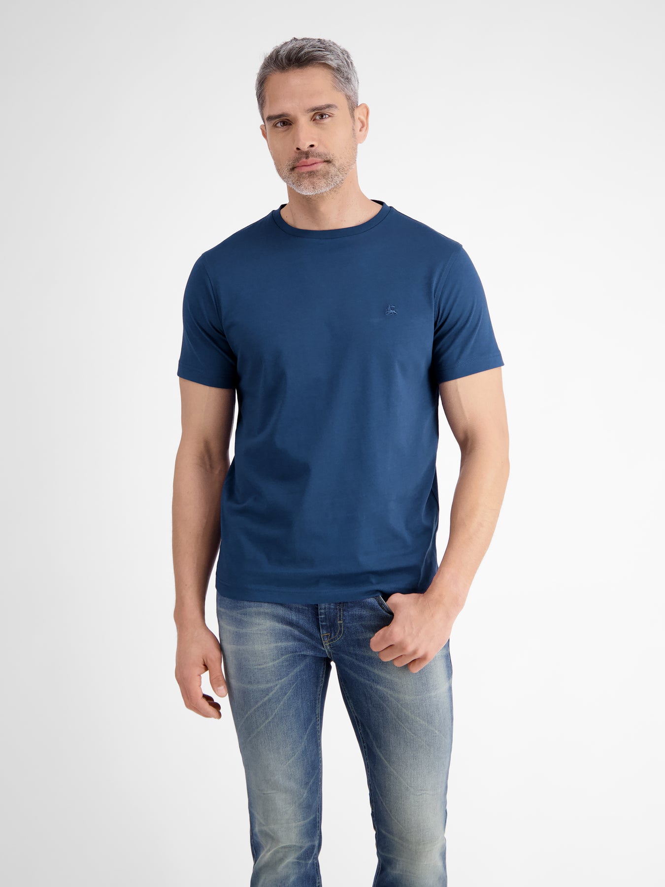 Basic T-Shirt mit Logostitck, unifarben
