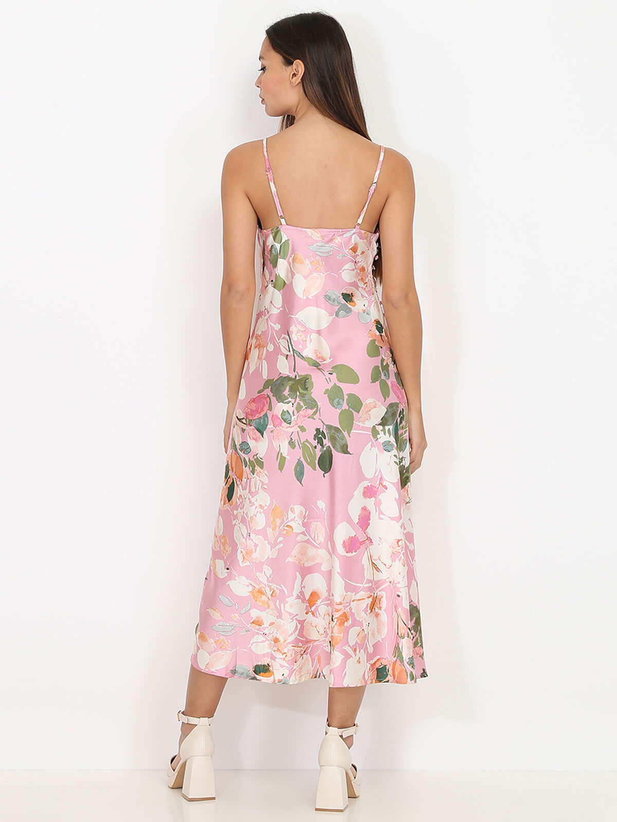 Robe mi-longue satinée à fleurs et boutons- Rose