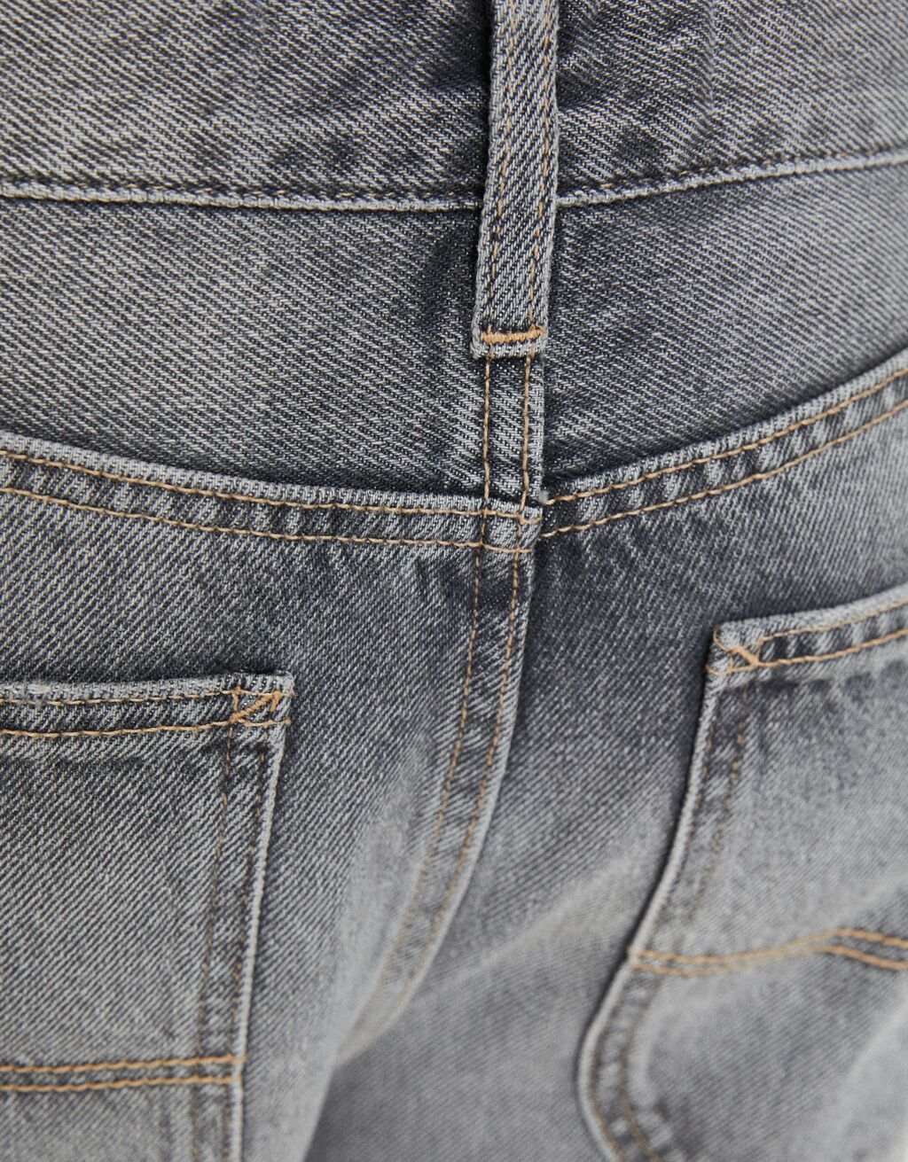 calça jeans estilo skater com efeito desbotado