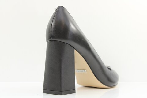 Guess Pumps