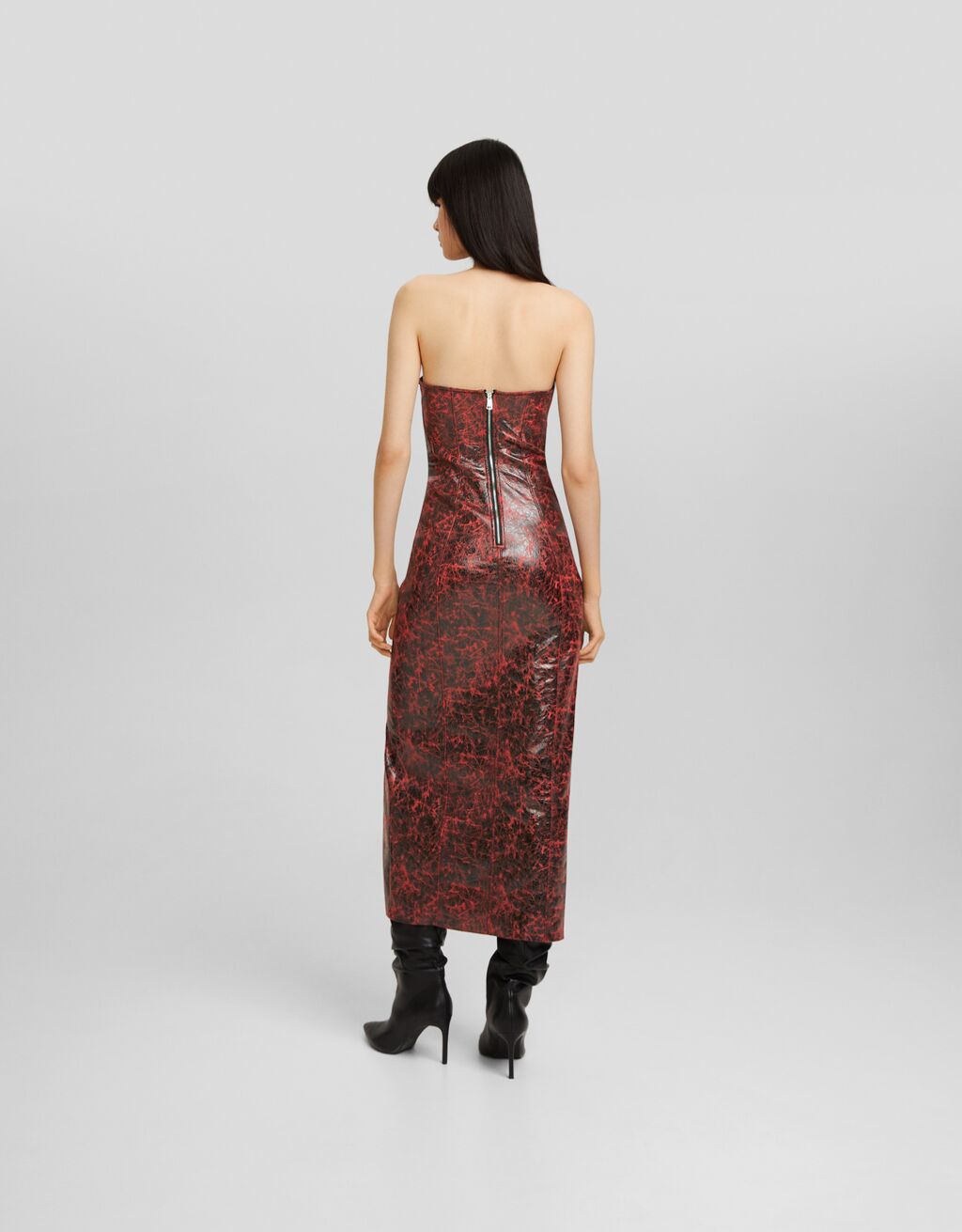 Vestido midi bandeau em couro sintético