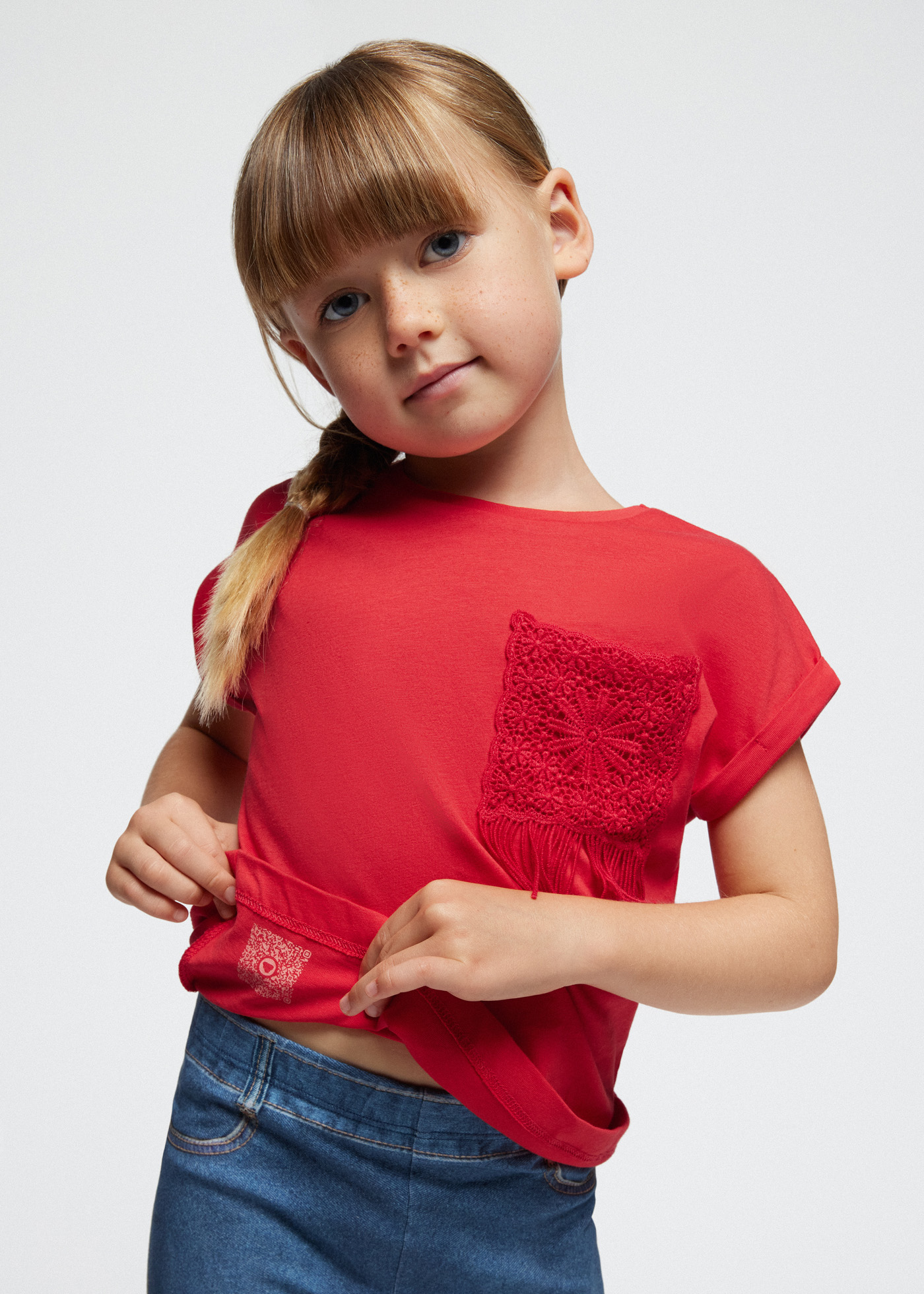Camiseta branca de crochê com bolso para meninas